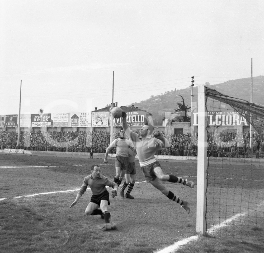 1952 CALCIO BRESCIA - MODENA Parata in volo NEGATIVO ORIGINALE Campionato 1951/52 serie B 29° giornata 13 aprile 1952Negativo originale in bianco e nero su pellicola.  E' SEVERAMENTE VIETATA LA RIPRODUZIONE.TUTTI I DIRITTI SONO RISERVATI.ICharta mette in vendita, sul negozio eBay e in esclusiva sul sito "icharta" il proprio archivio composto da numerose diapositive e negativi fotografici d'epoca, tutti originali e autentici.Si tratta di uno sguardo inedito sull'attualità, la politica, la vita quotidiana, il gossip e la cultura, che fotografa il cambiamento della nazione (e non solo) tra il 1890 ed il 1990 circa. Un'occasione unica per il mercato del collezionismo, che vede finalmente disponibile un archivio eccezionale per vastità, tematiche e condizioni, in un settore (il negativo fotografico e la diapositiva) di assoluta novità e dalle interessanti prospettive di investimento. CONDIZIONI:FAIR/discretoFORMATO: cm 6 x 6 originale e autentica 1