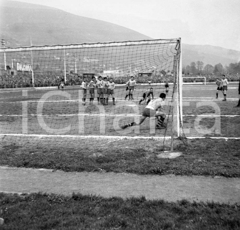 1952 CALCIO BRESCIA MODENA Parata su calcio punizione NEGATIVO ORIGINALE Campionato 1951/52 serie B 29° giornata 13 aprile 1952Negativo originale in bianco e nero su pellicola.  E' SEVERAMENTE VIETATA LA RIPRODUZIONE.TUTTI I DIRITTI SONO RISERVATI.ICharta mette in vendita, sul negozio eBay e in esclusiva sul sito "icharta" il proprio archivio composto da numerose diapositive e negativi fotografici d'epoca, tutti originali e autentici.Si tratta di uno sguardo inedito sull'attualità, la politica, la vita quotidiana, il gossip e la cultura, che fotografa il cambiamento della nazione (e non solo) tra il 1890 ed il 1990 circa. Un'occasione unica per il mercato del collezionismo, che vede finalmente disponibile un archivio eccezionale per vastità, tematiche e condizioni, in un settore (il negativo fotografico e la diapositiva) di assoluta novità e dalle interessanti prospettive di investimento. CONDIZIONI:FAIR/discretoFORMATO: cm 6 x 6 originale e autentica 1