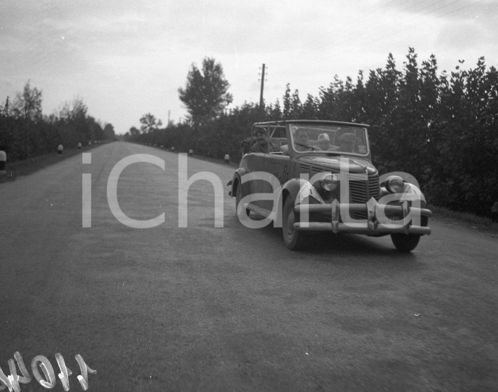 1949 BRESCIA-MANTOVA-BRESCIA Auto al seguito corsa ciclistica NEGATIVO ORIGINALE Negativo originale in bianco e nero, su pellicola, in formato cm 6 x 4,5 CONDIZIONI: FAIR E' SEVERAMENTE VIETATA LA RIPRODUZIONE.TUTTI I DIRITTI SONO RISERVATI.ICharta mette in vendita, sul negozio eBay e in esclusiva sul sito "icharta" il proprio archivio composto da numerose diapositive e negativi fotografici d'epoca, tutti originali e autentici.Si tratta di uno sguardo inedito sull'attualità, la politica, la vita quotidiana, il gossip e la cultura, che fotografa il cambiamento della nazione (e non solo) tra il 1890 ed il 1990 circa. Un'occasione unica per il mercato del collezionismo, che vede finalmente disponibile un archivio eccezionale per vastità, tematiche e condizioni, in un settore (il negativo fotografico e la diapositiva) di assoluta novità e dalle interessanti prospettive di investimento.  originale e autentica 1