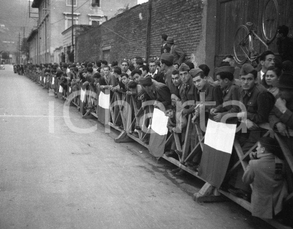 1949 BRESCIA-MANTOVA-BRESCIA Spettatori alla corsa ciclistica NEGATIVO ORIGINALE Negativo originale in bianco e nero, su pellicola, in formato cm 6 x 4,5 CONDIZIONI: FAIR E' SEVERAMENTE VIETATA LA RIPRODUZIONE.TUTTI I DIRITTI SONO RISERVATI.ICharta mette in vendita, sul negozio eBay e in esclusiva sul sito "icharta" il proprio archivio composto da numerose diapositive e negativi fotografici d'epoca, tutti originali e autentici.Si tratta di uno sguardo inedito sull'attualità, la politica, la vita quotidiana, il gossip e la cultura, che fotografa il cambiamento della nazione (e non solo) tra il 1890 ed il 1990 circa. Un'occasione unica per il mercato del collezionismo, che vede finalmente disponibile un archivio eccezionale per vastità, tematiche e condizioni, in un settore (il negativo fotografico e la diapositiva) di assoluta novità e dalle interessanti prospettive di investimento.  originale e autentica 1
