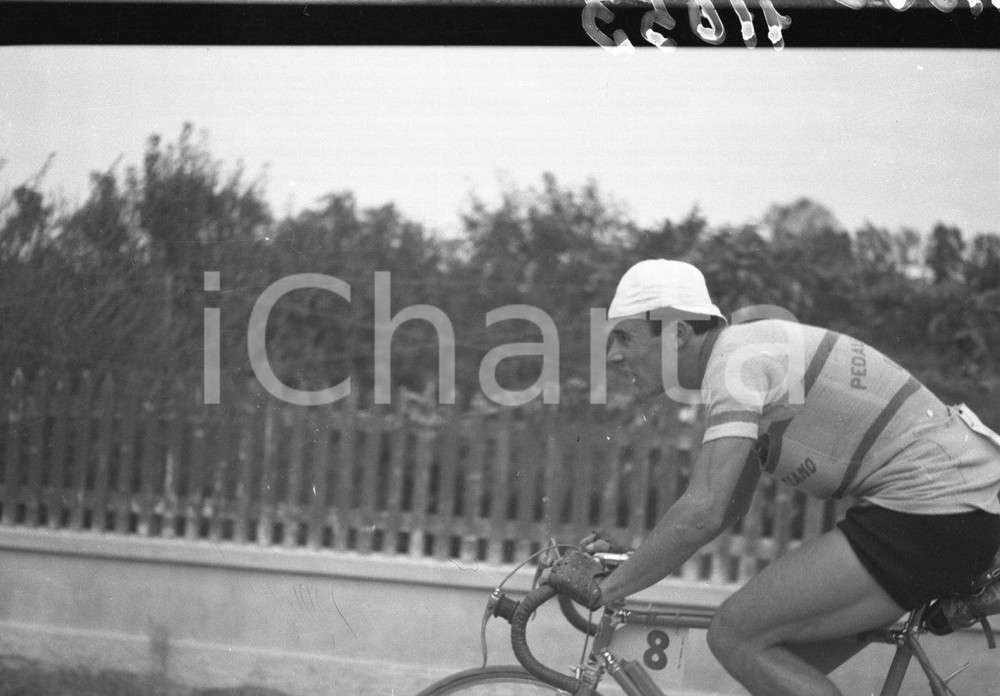 1949 BRESCIA-MANTOVA-BRESCIA Corsa ciclistica (8) NEGATIVO ORIGINALE Nel negativo corridore impegnato in corsa.Negativo originale in bianco e nero, su pellicola, in formato cm 6 x 4,5 CONDIZIONI: FAIR E' SEVERAMENTE VIETATA LA RIPRODUZIONE.TUTTI I DIRITTI SONO RISERVATI.ICharta mette in vendita, sul negozio eBay e in esclusiva sul sito "icharta" il proprio archivio composto da numerose diapositive e negativi fotografici d'epoca, tutti originali e autentici.Si tratta di uno sguardo inedito sull'attualità, la politica, la vita quotidiana, il gossip e la cultura, che fotografa il cambiamento della nazione (e non solo) tra il 1890 ed il 1990 circa. Un'occasione unica per il mercato del collezionismo, che vede finalmente disponibile un archivio eccezionale per vastità, tematiche e condizioni, in un settore (il negativo fotografico e la diapositiva) di assoluta novità e dalle interessanti prospettive di investimento.  originale e autentica 1