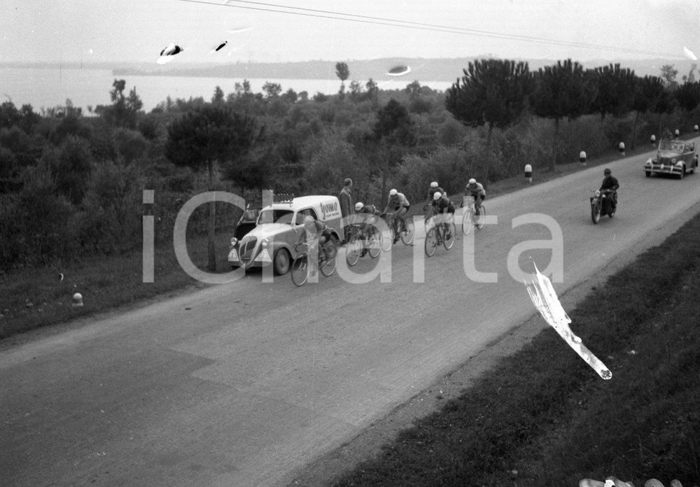 1949 BRESCIA-MANTOVA-BRESCIA Corsa ciclistica (7) NEGATIVO ORIGINALE Negativo originale in bianco e nero, su pellicola, in formato cm 6 x 4,5  E' SEVERAMENTE VIETATA LA RIPRODUZIONE.TUTTI I DIRITTI SONO RISERVATI.ICharta mette in vendita, sul negozio eBay e in esclusiva sul sito "icharta" il proprio archivio composto da numerose diapositive e negativi fotografici d'epoca, tutti originali e autentici.Si tratta di uno sguardo inedito sull'attualità, la politica, la vita quotidiana, il gossip e la cultura, che fotografa il cambiamento della nazione (e non solo) tra il 1890 ed il 1990 circa. Un'occasione unica per il mercato del collezionismo, che vede finalmente disponibile un archivio eccezionale per vastità, tematiche e condizioni, in un settore (il negativo fotografico e la diapositiva) di assoluta novità e dalle interessanti prospettive di investimento. CONDIZIONI:POOR/danneggiato Difetti come da scansione originale e autentica 1