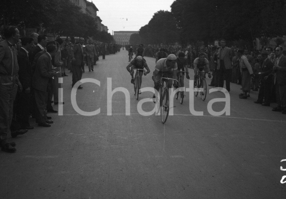1949 BRESCIA-VERONA Coppa Bertoni A.C.VETERANI Ciclismo NEGATIVO ORIGINALE Negativo originale in bianco e nero, su pellicola, in formato cm 6 x 4,5 CONDIZIONI: FAIR E' SEVERAMENTE VIETATA LA RIPRODUZIONE.TUTTI I DIRITTI SONO RISERVATI.ICharta mette in vendita, sul negozio eBay e in esclusiva sul sito "icharta" il proprio archivio composto da numerose diapositive e negativi fotografici d'epoca, tutti originali e autentici.Si tratta di uno sguardo inedito sull'attualità, la politica, la vita quotidiana, il gossip e la cultura, che fotografa il cambiamento della nazione (e non solo) tra il 1890 ed il 1990 circa. Un'occasione unica per il mercato del collezionismo, che vede finalmente disponibile un archivio eccezionale per vastità, tematiche e condizioni, in un settore (il negativo fotografico e la diapositiva) di assoluta novità e dalle interessanti prospettive di investimento.  originale e autentica 1