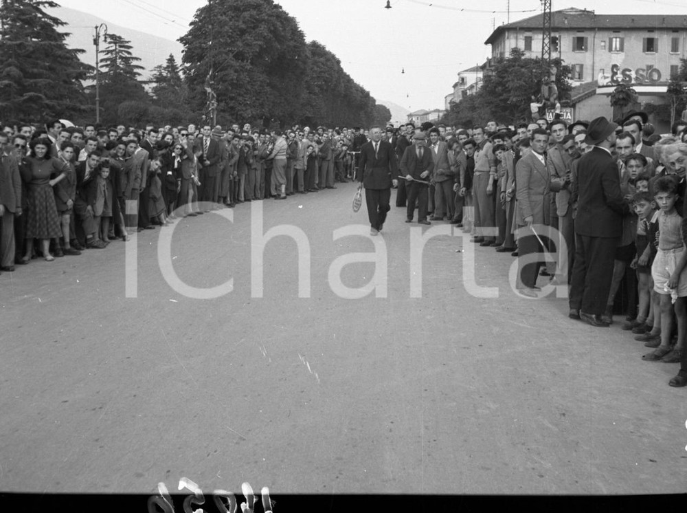 1949 BRESCIA-VERONA Coppa Bertoni A.C.VETERANI Ciclismo NEGATIVO ORIGINALE 1 Negativo originale in bianco e nero, su pellicola, in formato cm 6 x 4,5 CONDIZIONI: FAIR E' SEVERAMENTE VIETATA LA RIPRODUZIONE.TUTTI I DIRITTI SONO RISERVATI.ICharta mette in vendita, sul negozio eBay e in esclusiva sul sito "icharta" il proprio archivio composto da numerose diapositive e negativi fotografici d'epoca, tutti originali e autentici.Si tratta di uno sguardo inedito sull'attualità, la politica, la vita quotidiana, il gossip e la cultura, che fotografa il cambiamento della nazione (e non solo) tra il 1890 ed il 1990 circa. Un'occasione unica per il mercato del collezionismo, che vede finalmente disponibile un archivio eccezionale per vastità, tematiche e condizioni, in un settore (il negativo fotografico e la diapositiva) di assoluta novità e dalle interessanti prospettive di investimento.  originale e autentica 1