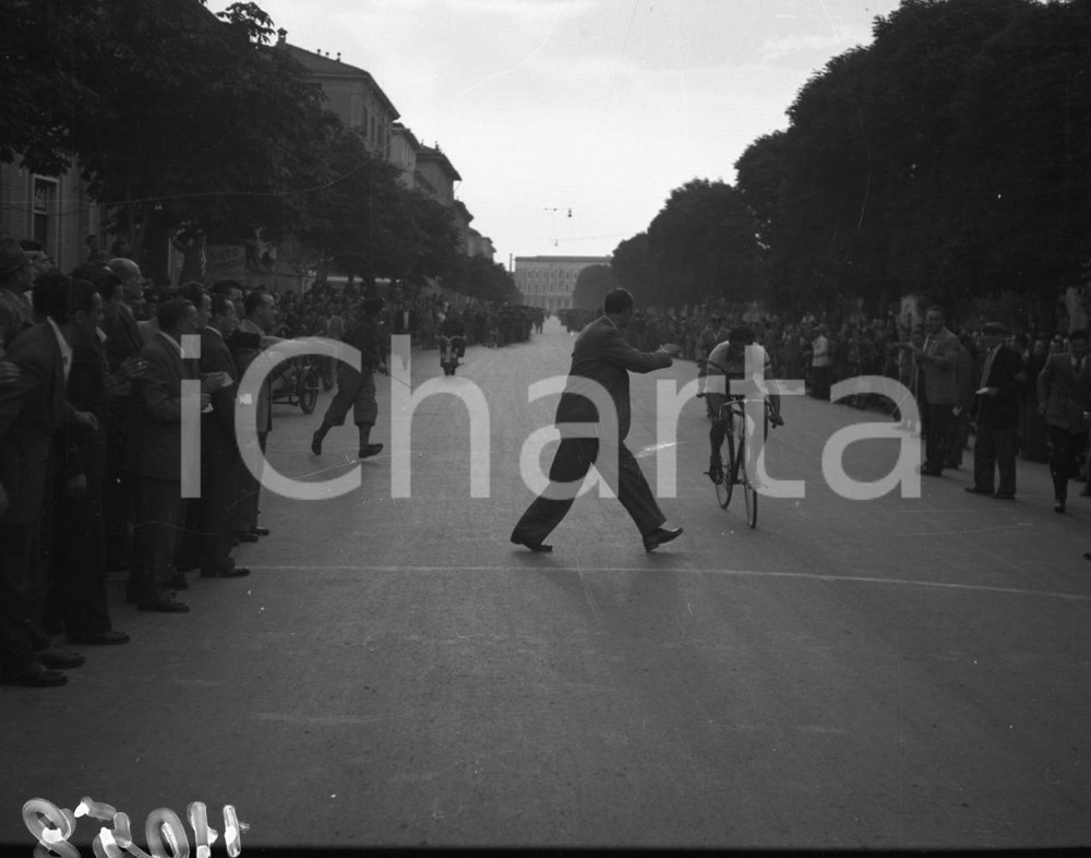 1949 BRESCIA-VERONA Coppa Bertoni A.C.VETERANI Ciclismo NEGATIVO ORIGINALE  3 Negativo originale in bianco e nero, su pellicola, in formato cm 6 x 4,5 CONDIZIONI: FAIR E' SEVERAMENTE VIETATA LA RIPRODUZIONE.TUTTI I DIRITTI SONO RISERVATI.ICharta mette in vendita, sul negozio eBay e in esclusiva sul sito "icharta" il proprio archivio composto da numerose diapositive e negativi fotografici d'epoca, tutti originali e autentici.Si tratta di uno sguardo inedito sull'attualità, la politica, la vita quotidiana, il gossip e la cultura, che fotografa il cambiamento della nazione (e non solo) tra il 1890 ed il 1990 circa. Un'occasione unica per il mercato del collezionismo, che vede finalmente disponibile un archivio eccezionale per vastità, tematiche e condizioni, in un settore (il negativo fotografico e la diapositiva) di assoluta novità e dalle interessanti prospettive di investimento.  originale e autentica 1