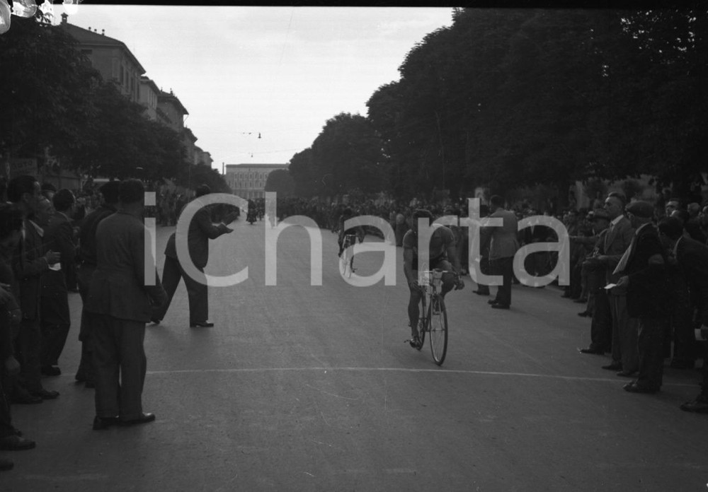 1949 BRESCIA-VERONA Coppa Bertoni A.C.VETERANI Ciclismo NEGATIVO ORIGINALE 7 Negativo originale in bianco e nero, su pellicola, in formato cm 6 x 4,5 CONDIZIONI: FAIR E' SEVERAMENTE VIETATA LA RIPRODUZIONE.TUTTI I DIRITTI SONO RISERVATI.ICharta mette in vendita, sul negozio eBay e in esclusiva sul sito "icharta" il proprio archivio composto da numerose diapositive e negativi fotografici d'epoca, tutti originali e autentici.Si tratta di uno sguardo inedito sull'attualità, la politica, la vita quotidiana, il gossip e la cultura, che fotografa il cambiamento della nazione (e non solo) tra il 1890 ed il 1990 circa. Un'occasione unica per il mercato del collezionismo, che vede finalmente disponibile un archivio eccezionale per vastità, tematiche e condizioni, in un settore (il negativo fotografico e la diapositiva) di assoluta novità e dalle interessanti prospettive di investimento.  originale e autentica 1
