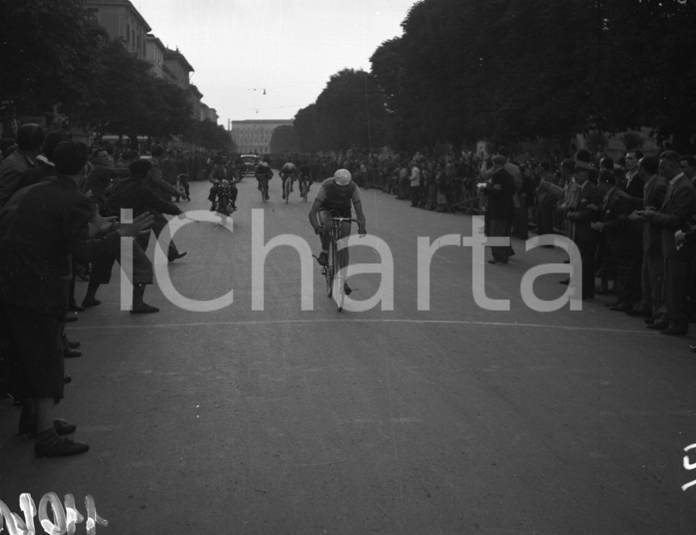 1949 BRESCIA-VERONA Coppa Bertoni A.C.VETERANI Ciclismo NEGATIVO ORIGINALE 6 Negativo originale in bianco e nero, su pellicola, in formato cm 6 x 4,5 CONDIZIONI: FAIR E' SEVERAMENTE VIETATA LA RIPRODUZIONE.TUTTI I DIRITTI SONO RISERVATI.ICharta mette in vendita, sul negozio eBay e in esclusiva sul sito "icharta" il proprio archivio composto da numerose diapositive e negativi fotografici d'epoca, tutti originali e autentici.Si tratta di uno sguardo inedito sull'attualità, la politica, la vita quotidiana, il gossip e la cultura, che fotografa il cambiamento della nazione (e non solo) tra il 1890 ed il 1990 circa. Un'occasione unica per il mercato del collezionismo, che vede finalmente disponibile un archivio eccezionale per vastità, tematiche e condizioni, in un settore (il negativo fotografico e la diapositiva) di assoluta novità e dalle interessanti prospettive di investimento.  originale e autentica 1