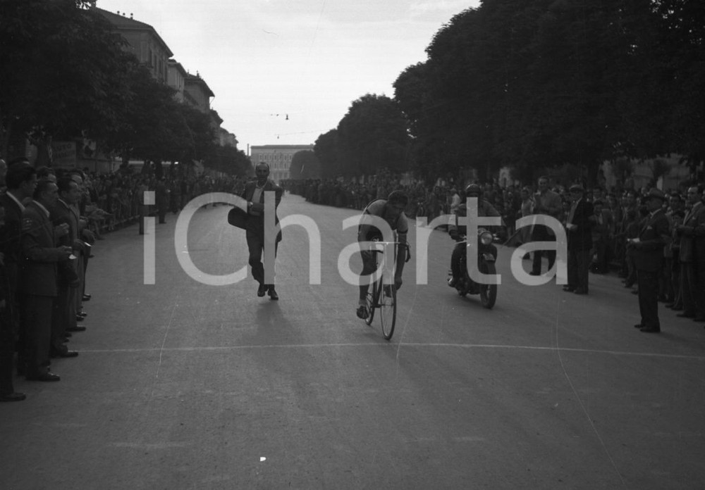 1949 BRESCIA-VERONA Coppa Bertoni A.C.VETERANI Ciclismo NEGATIVO ORIGINALE 5 Negativo originale in bianco e nero, su pellicola, in formato cm 6 x 4,5 CONDIZIONI: FAIR E' SEVERAMENTE VIETATA LA RIPRODUZIONE.TUTTI I DIRITTI SONO RISERVATI.ICharta mette in vendita, sul negozio eBay e in esclusiva sul sito "icharta" il proprio archivio composto da numerose diapositive e negativi fotografici d'epoca, tutti originali e autentici.Si tratta di uno sguardo inedito sull'attualità, la politica, la vita quotidiana, il gossip e la cultura, che fotografa il cambiamento della nazione (e non solo) tra il 1890 ed il 1990 circa. Un'occasione unica per il mercato del collezionismo, che vede finalmente disponibile un archivio eccezionale per vastità, tematiche e condizioni, in un settore (il negativo fotografico e la diapositiva) di assoluta novità e dalle interessanti prospettive di investimento.  originale e autentica 1