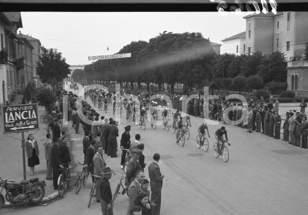 1949 BRESCIA-VERONA Coppa Bertoni A.C.VETERANI Ciclismo NEGATIVO ORIGINALE 9 Negativo originale in bianco e nero, su pellicola, in formato cm 6 x 4,5 CONDIZIONI: FAIR E' SEVERAMENTE VIETATA LA RIPRODUZIONE.TUTTI I DIRITTI SONO RISERVATI.ICharta mette in vendita, sul negozio eBay e in esclusiva sul sito "icharta" il proprio archivio composto da numerose diapositive e negativi fotografici d'epoca, tutti originali e autentici.Si tratta di uno sguardo inedito sull'attualità, la politica, la vita quotidiana, il gossip e la cultura, che fotografa il cambiamento della nazione (e non solo) tra il 1890 ed il 1990 circa. Un'occasione unica per il mercato del collezionismo, che vede finalmente disponibile un archivio eccezionale per vastità, tematiche e condizioni, in un settore (il negativo fotografico e la diapositiva) di assoluta novità e dalle interessanti prospettive di investimento.  originale e autentica 1