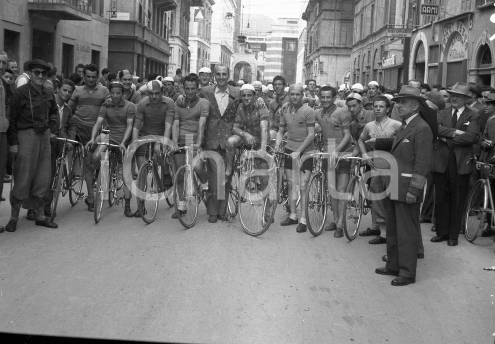 1949 BRESCIA-VERONA Coppa Bertoni A.C.VETERANI Ciclismo NEGATIVO ORIGINALE 12 Negativo originale in bianco e nero su pellicola.  E' SEVERAMENTE VIETATA LA RIPRODUZIONE.TUTTI I DIRITTI SONO RISERVATI.ICharta mette in vendita, sul negozio eBay e in esclusiva sul sito "icharta" il proprio archivio composto da numerose diapositive e negativi fotografici d'epoca, tutti originali e autentici.Si tratta di uno sguardo inedito sull'attualità, la politica, la vita quotidiana, il gossip e la cultura, che fotografa il cambiamento della nazione (e non solo) tra il 1890 ed il 1990 circa. Un'occasione unica per il mercato del collezionismo, che vede finalmente disponibile un archivio eccezionale per vastità, tematiche e condizioni, in un settore (il negativo fotografico e la diapositiva) di assoluta novità e dalle interessanti prospettive di investimento. CONDIZIONI:FAIR/discreto Difetti come da scansioneFORMATO: cm 6 x 4,5 originale e autentica 1