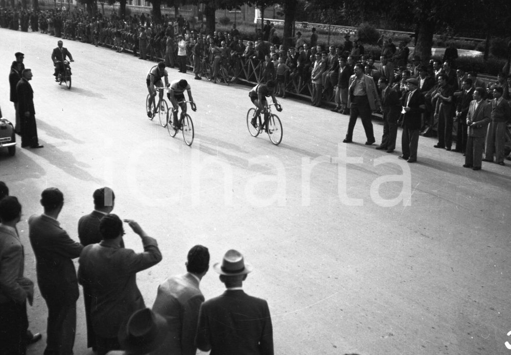 1949 BRESCIA-VERONA Coppa Bertoni A.C.VETERANI Ciclismo NEGATIVO ORIGINALE_ Negativo originale in bianco e nero, su pellicola, in formato cm 6 x 4,5 CONDIZIONI: FAIR E' SEVERAMENTE VIETATA LA RIPRODUZIONE.TUTTI I DIRITTI SONO RISERVATI.ICharta mette in vendita, sul negozio eBay e in esclusiva sul sito "icharta" il proprio archivio composto da numerose diapositive e negativi fotografici d'epoca, tutti originali e autentici.Si tratta di uno sguardo inedito sull'attualità, la politica, la vita quotidiana, il gossip e la cultura, che fotografa il cambiamento della nazione (e non solo) tra il 1890 ed il 1990 circa. Un'occasione unica per il mercato del collezionismo, che vede finalmente disponibile un archivio eccezionale per vastità, tematiche e condizioni, in un settore (il negativo fotografico e la diapositiva) di assoluta novità e dalle interessanti prospettive di investimento.  originale e autentica 1