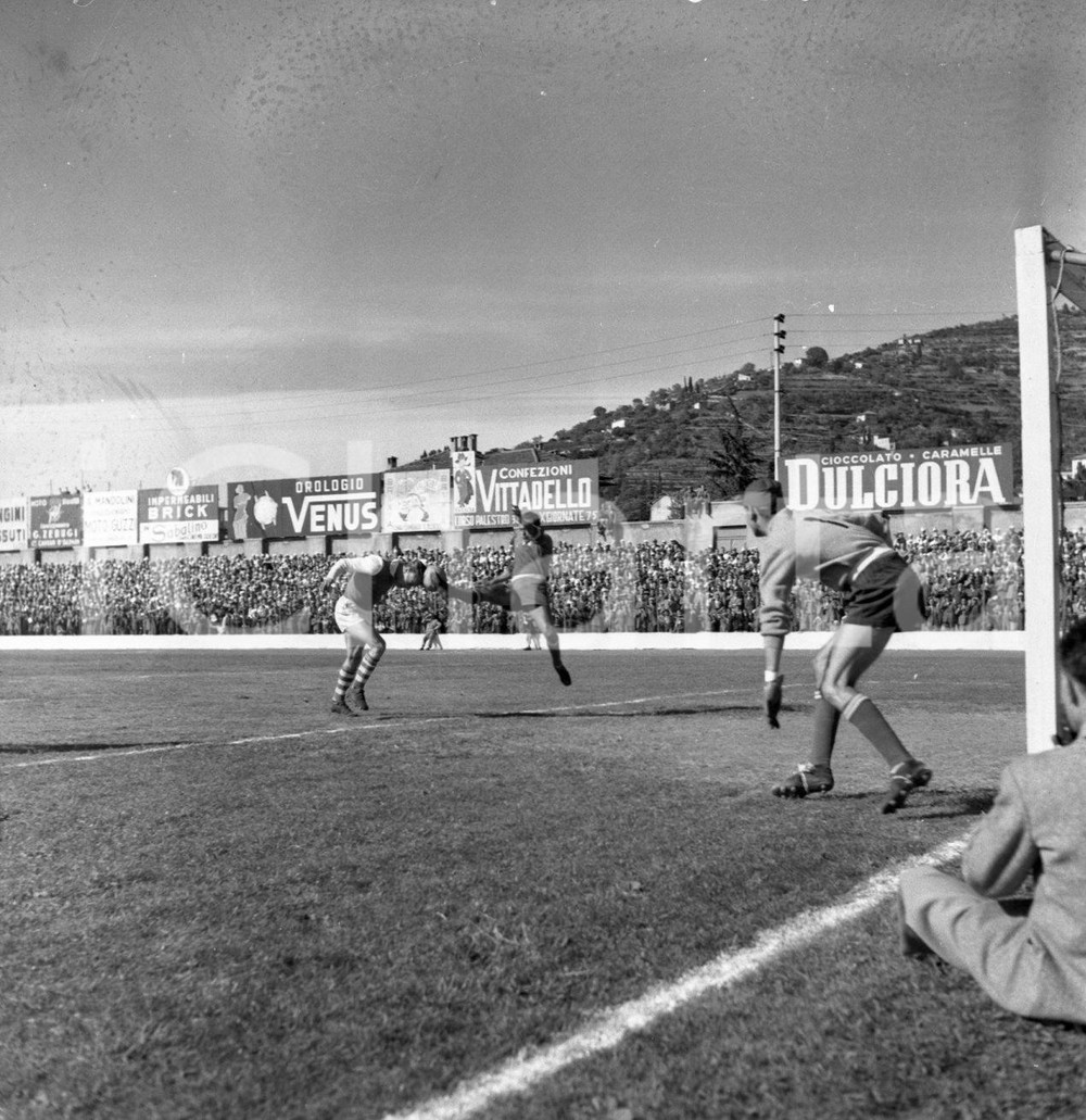 1952/53 CALCIO BRESCIA-MONZA Fase della partita  NEGATIVO ORIGINALE Campionato 1952/53 serie B 3° giornata 28 settembre 1952Negativo originale in bianco e nero su pellicola.  E' SEVERAMENTE VIETATA LA RIPRODUZIONE.TUTTI I DIRITTI SONO RISERVATI.ICharta mette in vendita, sul negozio eBay e in esclusiva sul sito "icharta" il proprio archivio composto da numerose diapositive e negativi fotografici d'epoca, tutti originali e autentici.Si tratta di uno sguardo inedito sull'attualità, la politica, la vita quotidiana, il gossip e la cultura, che fotografa il cambiamento della nazione (e non solo) tra il 1890 ed il 1990 circa. Un'occasione unica per il mercato del collezionismo, che vede finalmente disponibile un archivio eccezionale per vastità, tematiche e condizioni, in un settore (il negativo fotografico e la diapositiva) di assoluta novità e dalle interessanti prospettive di investimento. CONDIZIONI:FAIR/discretoFORMATO: cm 6 x 6 originale e autentica 1