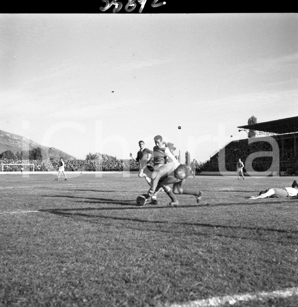 1952/53 CALCIO BRESCIA-MONZA Fase della partita  NEGATIVO ORIGINALE 1 Campionato 1952/53 serie B 3° giornata 28 settembre 1952Negativo originale in bianco e nero su pellicola.  E' SEVERAMENTE VIETATA LA RIPRODUZIONE.TUTTI I DIRITTI SONO RISERVATI.ICharta mette in vendita, sul negozio eBay e in esclusiva sul sito "icharta" il proprio archivio composto da numerose diapositive e negativi fotografici d'epoca, tutti originali e autentici.Si tratta di uno sguardo inedito sull'attualità, la politica, la vita quotidiana, il gossip e la cultura, che fotografa il cambiamento della nazione (e non solo) tra il 1890 ed il 1990 circa. Un'occasione unica per il mercato del collezionismo, che vede finalmente disponibile un archivio eccezionale per vastità, tematiche e condizioni, in un settore (il negativo fotografico e la diapositiva) di assoluta novità e dalle interessanti prospettive di investimento. CONDIZIONI:FAIR/discretoFORMATO: cm 6 x 6 originale e autentica 1
