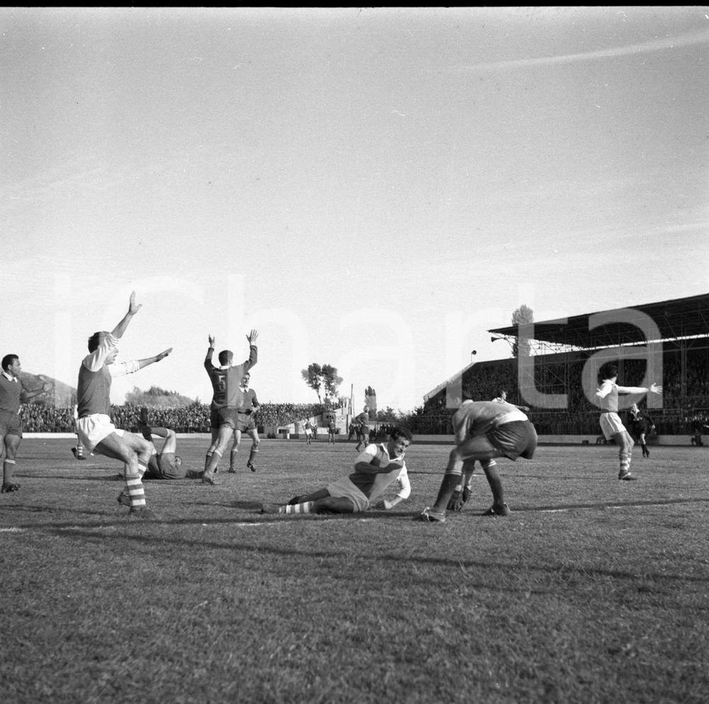 1952/53 CALCIO BRESCIA-MONZA Fallo in area, proteste  NEGATIVO ORIGINALE Campionato 1952/53 serie B 3° giornata 28 settembre 1952Negativo originale in bianco e nero su pellicola.  E' SEVERAMENTE VIETATA LA RIPRODUZIONE.TUTTI I DIRITTI SONO RISERVATI.ICharta mette in vendita, sul negozio eBay e in esclusiva sul sito "icharta" il proprio archivio composto da numerose diapositive e negativi fotografici d'epoca, tutti originali e autentici.Si tratta di uno sguardo inedito sull'attualità, la politica, la vita quotidiana, il gossip e la cultura, che fotografa il cambiamento della nazione (e non solo) tra il 1890 ed il 1990 circa. Un'occasione unica per il mercato del collezionismo, che vede finalmente disponibile un archivio eccezionale per vastità, tematiche e condizioni, in un settore (il negativo fotografico e la diapositiva) di assoluta novità e dalle interessanti prospettive di investimento. CONDIZIONI:FAIR/discretoFORMATO: cm 6 x 6 originale e autentica 1