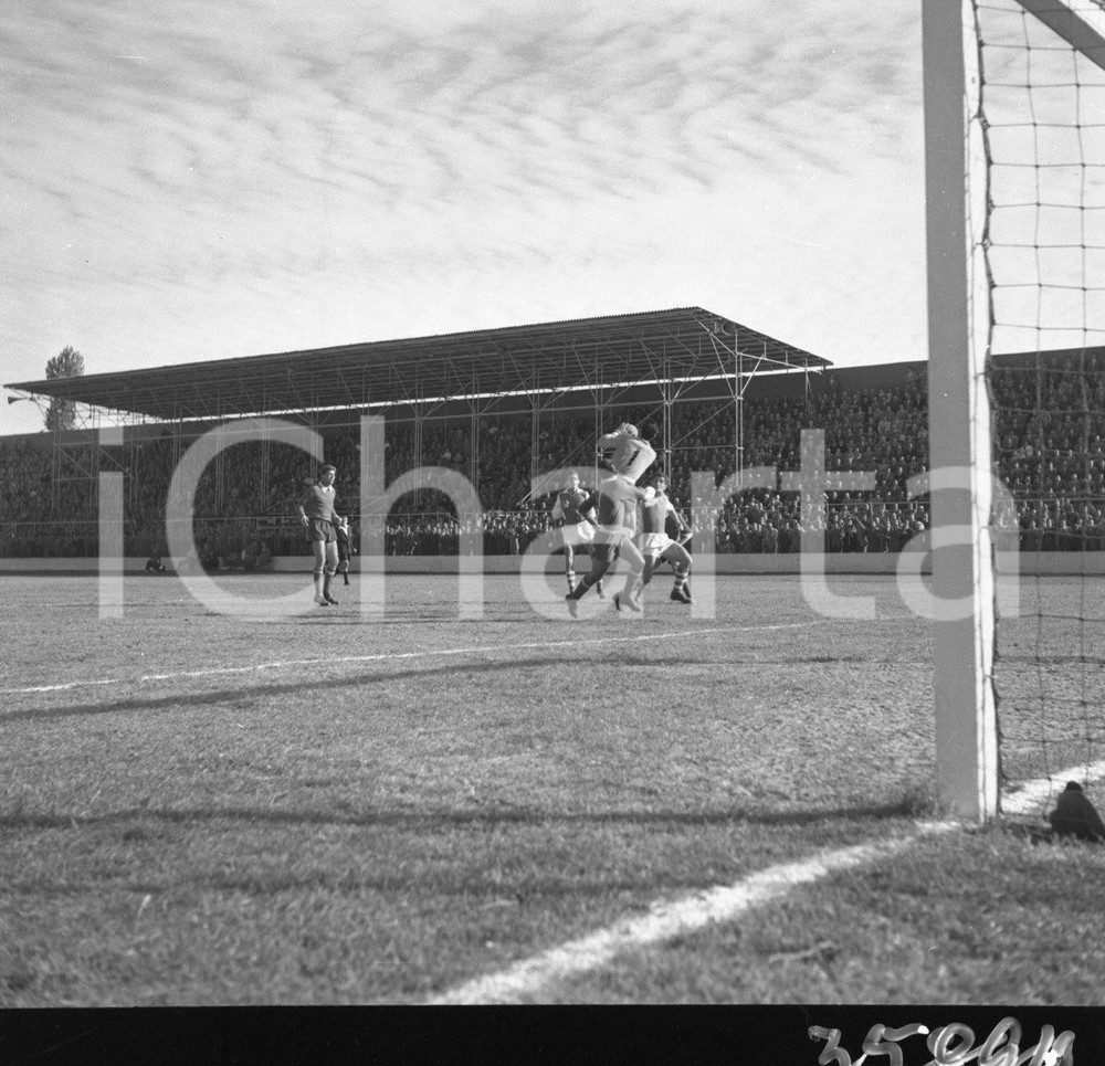 1952/53 CALCIO BRESCIA-MONZA Fase della partita  NEGATIVO ORIGINALE 2 Campionato 1952/53 serie B 3° giornata 28 settembre 1952Negativo originale in bianco e nero su pellicola.  E' SEVERAMENTE VIETATA LA RIPRODUZIONE.TUTTI I DIRITTI SONO RISERVATI.ICharta mette in vendita, sul negozio eBay e in esclusiva sul sito "icharta" il proprio archivio composto da numerose diapositive e negativi fotografici d'epoca, tutti originali e autentici.Si tratta di uno sguardo inedito sull'attualità, la politica, la vita quotidiana, il gossip e la cultura, che fotografa il cambiamento della nazione (e non solo) tra il 1890 ed il 1990 circa. Un'occasione unica per il mercato del collezionismo, che vede finalmente disponibile un archivio eccezionale per vastità, tematiche e condizioni, in un settore (il negativo fotografico e la diapositiva) di assoluta novità e dalle interessanti prospettive di investimento. CONDIZIONI:FAIR/discretoFORMATO: cm 6 x 6 originale e autentica 1