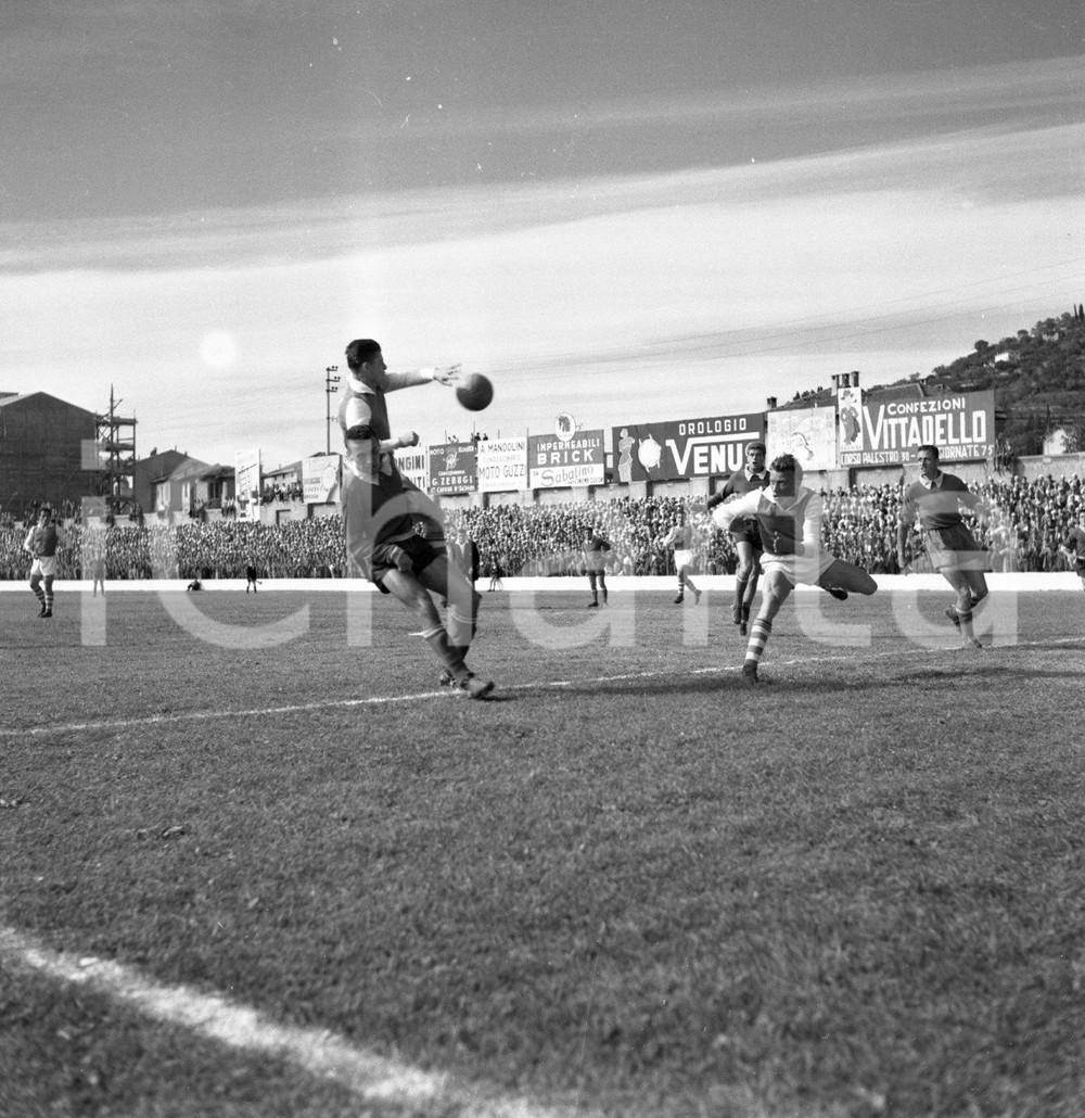 1952/53 CALCIO BRESCIA-MONZA Fase della partita  NEGATIVO ORIGINALE 3 Campionato 1952/53 serie B 3° giornata 28 settembre 1952Negativo originale in bianco e nero su pellicola.  E' SEVERAMENTE VIETATA LA RIPRODUZIONE.TUTTI I DIRITTI SONO RISERVATI.ICharta mette in vendita, sul negozio eBay e in esclusiva sul sito "icharta" il proprio archivio composto da numerose diapositive e negativi fotografici d'epoca, tutti originali e autentici.Si tratta di uno sguardo inedito sull'attualità, la politica, la vita quotidiana, il gossip e la cultura, che fotografa il cambiamento della nazione (e non solo) tra il 1890 ed il 1990 circa. Un'occasione unica per il mercato del collezionismo, che vede finalmente disponibile un archivio eccezionale per vastità, tematiche e condizioni, in un settore (il negativo fotografico e la diapositiva) di assoluta novità e dalle interessanti prospettive di investimento. CONDIZIONI:FAIR/discretoFORMATO: cm 6 x 6 originale e autentica 1