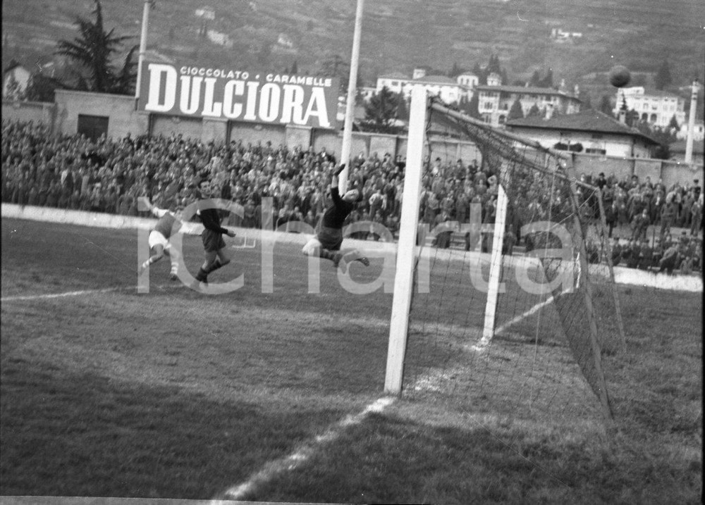 1952 BRESCIA 3 MONZA 1 Azione in area di rigore Brescia 2 NEGATIVO ORIGINALE Campionato serie B 1951-52Negativo originale in bianco e nero su pellicola.  E' SEVERAMENTE VIETATA LA RIPRODUZIONE.TUTTI I DIRITTI SONO RISERVATI.ICharta mette in vendita, sul negozio eBay e in esclusiva sul sito "icharta" il proprio archivio composto da numerose diapositive e negativi fotografici d'epoca, tutti originali e autentici.Si tratta di uno sguardo inedito sull'attualità, la politica, la vita quotidiana, il gossip e la cultura, che fotografa il cambiamento della nazione (e non solo) tra il 1890 ed il 1990 circa. Un'occasione unica per il mercato del collezionismo, che vede finalmente disponibile un archivio eccezionale per vastità, tematiche e condizioni, in un settore (il negativo fotografico e la diapositiva) di assoluta novità e dalle interessanti prospettive di investimento. CONDIZIONI:POOR/danneggiato Segni sul negativoFORMATO: cm 4,5 x  6 originale e autentica 1