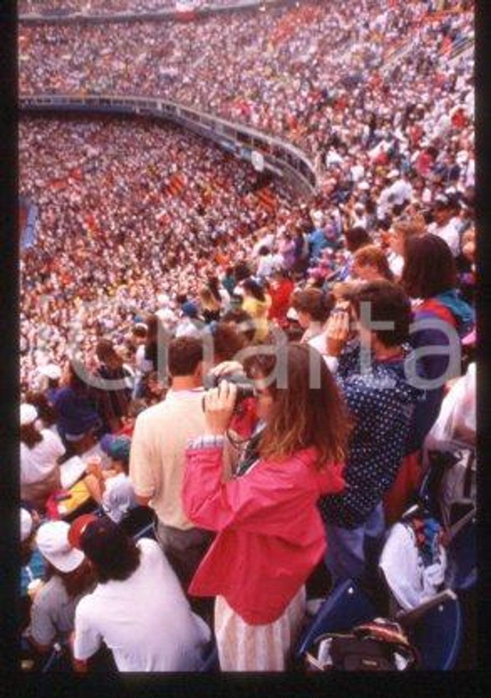 35mm vintage slide* 1993, USA, Denver stadium, Giovanni Paolo II, 100000 youth  Diapositiva d'epoca, in formato 35 mm.CONDIZIONI: GOODE' severamente vietata la riproduzione. Tutti i diritti sono riservati.Nella diapositiva ICharta mette in vendita, sul negozio eBay e in esclusiva sul sito "icharta" il proprio archivio composto da numerose diapositive e negativi fotografici d'epoca, tutti originali e autentici, che attraversano la storia del costume italiano tra gli la fine degli anni Sessanta e Novanta.Si tratta di uno sguardo inedito sull'attualit&agrave;, la politica, la vita quotidiana, il gossip e la cultura, che fotografa il cambiamento della nazione in quest'ultimo scorcio del XX secolo. Un'occasione unica per il mercato del collezionismo, che vede finalmente disponibile un archivio eccezionale per vastit&agrave;, tematiche e condizioni, in un settore (il negativo fotografico e la diapositiva) di assoluta novit&agrave; e dalle interessanti prospettive di investimento.   FAIR/discreto   originale e autentica 1