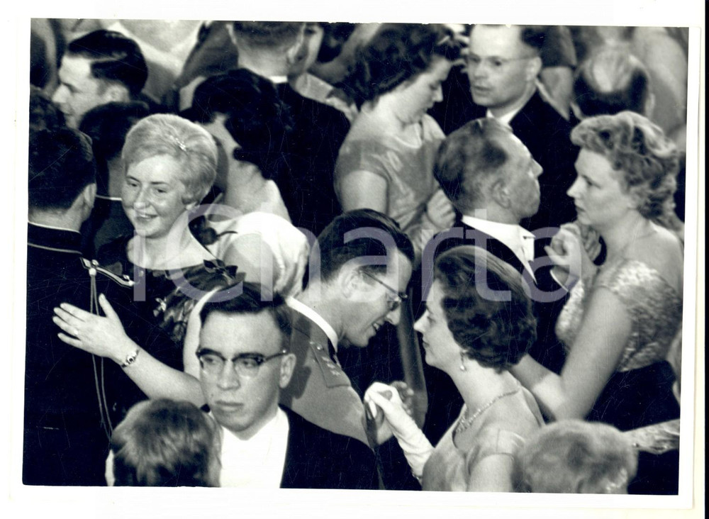 Fotografia d epoca originale 1960 ca BRUXELLES Re Baldovino e regina Fabiola danzano a un ricevimento Foto 1 1
