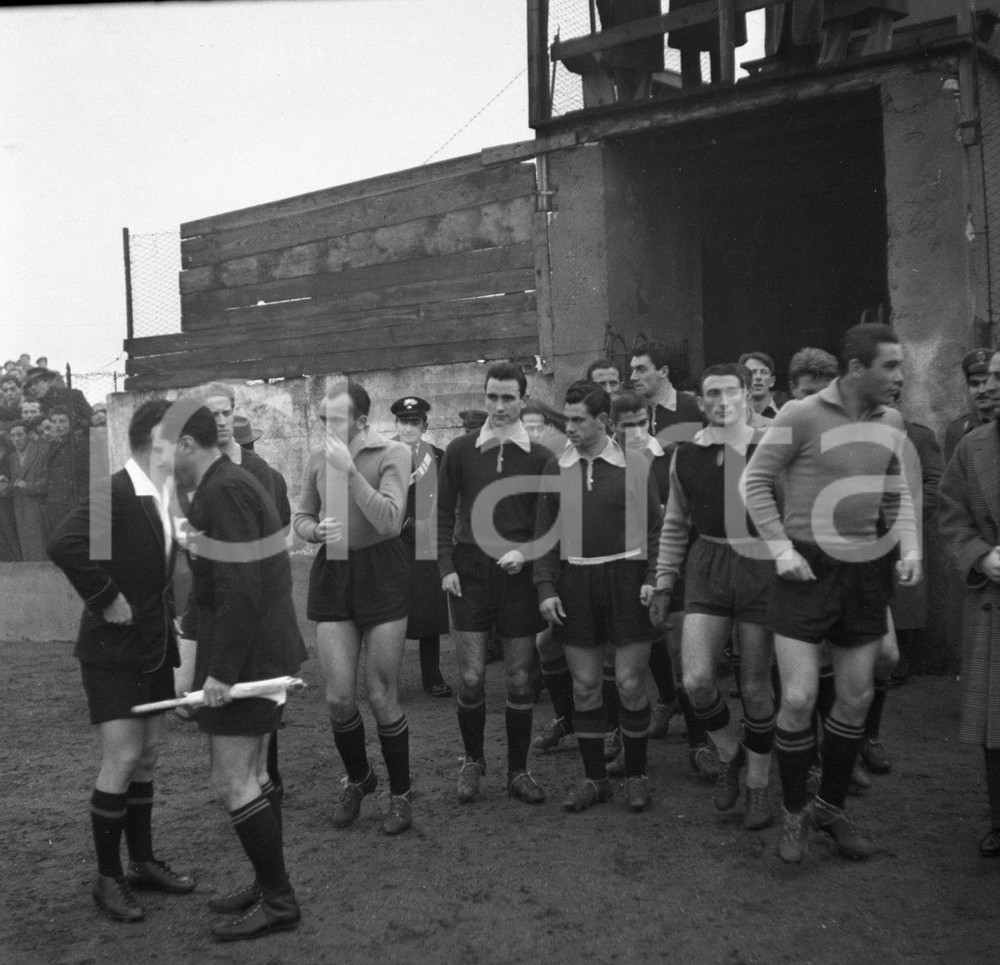 BRESCIA CALCIO Campionato 1952/53 serie B  squadra in campo NEGATIVO ORIGINALE Negativo originale in bianco e nero su pellicola.  E' SEVERAMENTE VIETATA LA RIPRODUZIONE.TUTTI I DIRITTI SONO RISERVATI.ICharta mette in vendita, sul negozio eBay e in esclusiva sul sito "icharta" il proprio archivio composto da numerose diapositive e negativi fotografici d'epoca, tutti originali e autentici.Si tratta di uno sguardo inedito sull'attualità, la politica, la vita quotidiana, il gossip e la cultura, che fotografa il cambiamento della nazione (e non solo) tra il 1890 ed il 1990 circa. Un'occasione unica per il mercato del collezionismo, che vede finalmente disponibile un archivio eccezionale per vastità, tematiche e condizioni, in un settore (il negativo fotografico e la diapositiva) di assoluta novità e dalle interessanti prospettive di investimento. CONDIZIONI:FAIR/discretoFORMATO: cm 6 x 6 originale e autentica 1