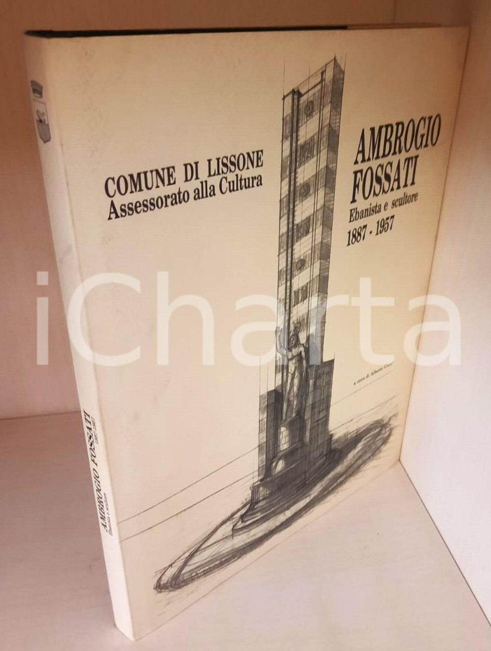 1990 LISSONE Ambrogio Fossati ebanista e scultore - Catalogo della mostra Legatura editoriale con copertina rigida telata e sovraccoperta illustrata.Si tratta del catalogo della mostra del 1990 presso Palazzo Vittorio Veneto.EDITORE: Comune di LissonePAGINE: 118  GOOD/buono  FORMATO: 17x25 cm originale e autentica 1