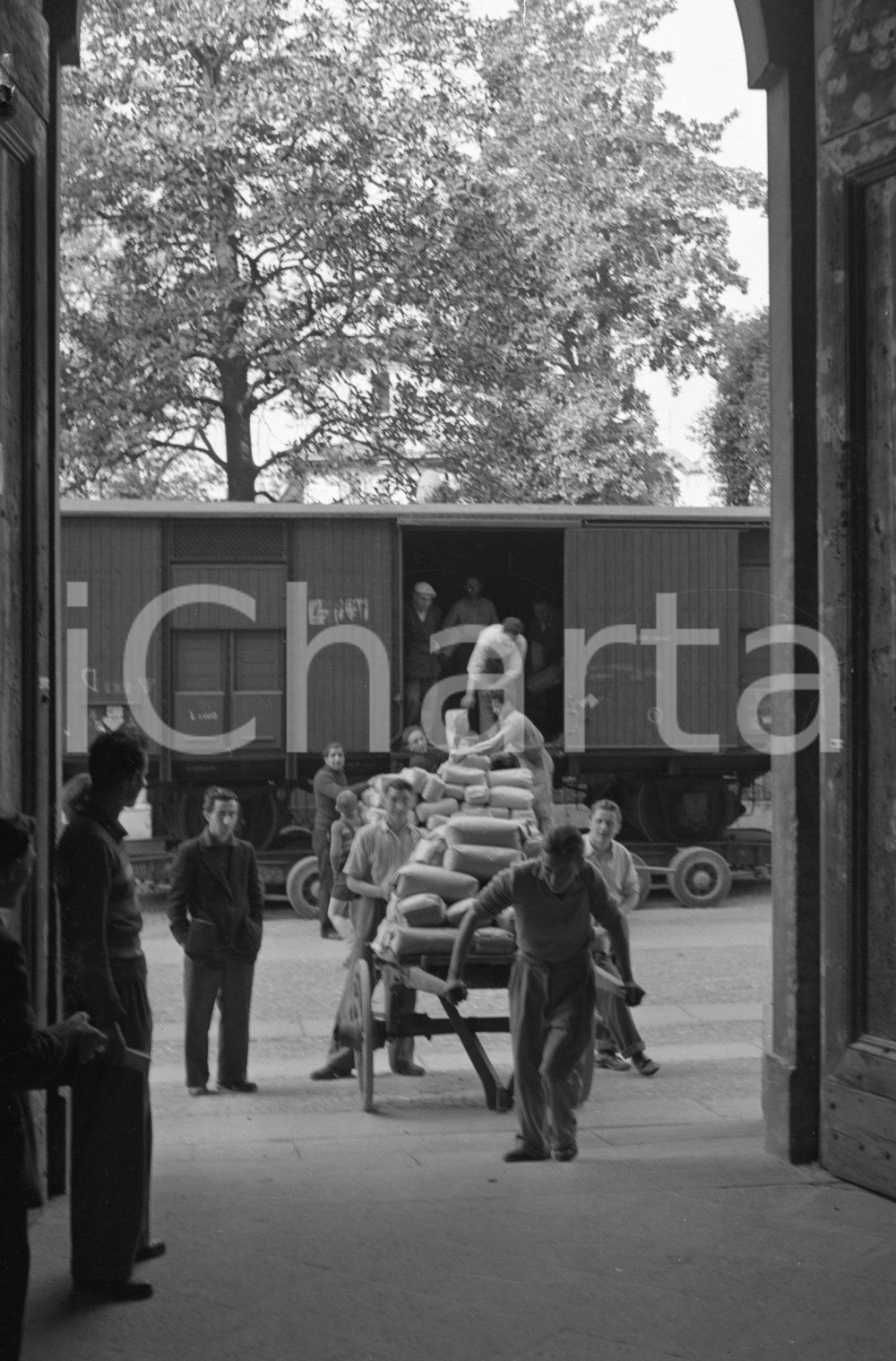 1950 BRESCIA Vagone di riso scaricato ai Sindacati Liberi (2) NEGATIVO ORIGINALE Negativo originale artistico in bianco e nero, su pellicola, in formato cm 9 x 6 CONDIZIONI: FAIR ICharta mette in vendita, sul negozio eBay e in esclusiva sul sito "icharta" il proprio archivio composto da numerose diapositive e negativi fotografici d'epoca, tutti originali e autentici, che attraversano la storia del costume italiano tra gli la fine degli anni Sessanta e Novanta.Si tratta di uno sguardo inedito sull'attualità, la politica, la vita quotidiana, il gossip e la cultura, che fotografa il cambiamento della nazione in quest'ultimo scorcio del XX secolo. Un'occasione unica per il mercato del collezionismo, che vede finalmente disponibile un archivio eccezionale per vastità, tematiche e condizioni, in un settore (il negativo fotografico e la diapositiva) di assoluta novità e dalle interessanti prospettive di investimento. CONDIZIONI:FAIR/discreto originale e autentica 1