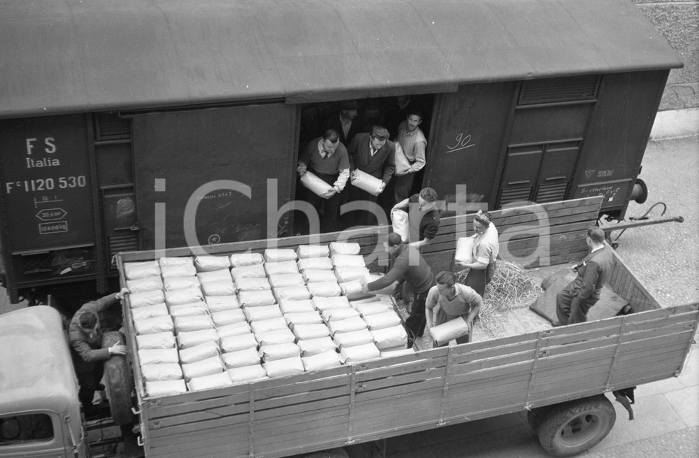 1950 BRESCIA Vagone di riso scaricato ai Sindacati Liberi (4) NEGATIVO ORIGINALE Negativo originale artistico in bianco e nero, su pellicola, in formato cm 9 x 6 CONDIZIONI: FAIR ICharta mette in vendita, sul negozio eBay e in esclusiva sul sito "icharta" il proprio archivio composto da numerose diapositive e negativi fotografici d'epoca, tutti originali e autentici, che attraversano la storia del costume italiano tra gli la fine degli anni Sessanta e Novanta.Si tratta di uno sguardo inedito sull'attualità, la politica, la vita quotidiana, il gossip e la cultura, che fotografa il cambiamento della nazione in quest'ultimo scorcio del XX secolo. Un'occasione unica per il mercato del collezionismo, che vede finalmente disponibile un archivio eccezionale per vastità, tematiche e condizioni, in un settore (il negativo fotografico e la diapositiva) di assoluta novità e dalle interessanti prospettive di investimento. CONDIZIONI:FAIR/discreto originale e autentica 1