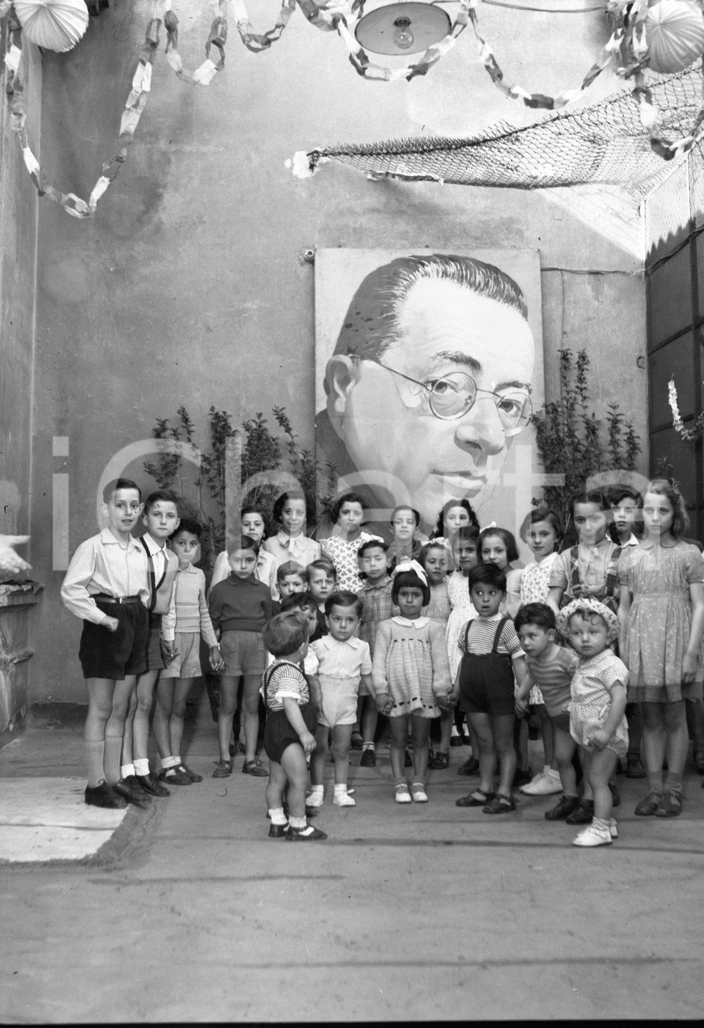 Fotografia d epoca originale 1950 BRESCIA Bambini davanti ritratto Palmiro 1 TOGLIATTI NEGATIVO ORIGINALE 1