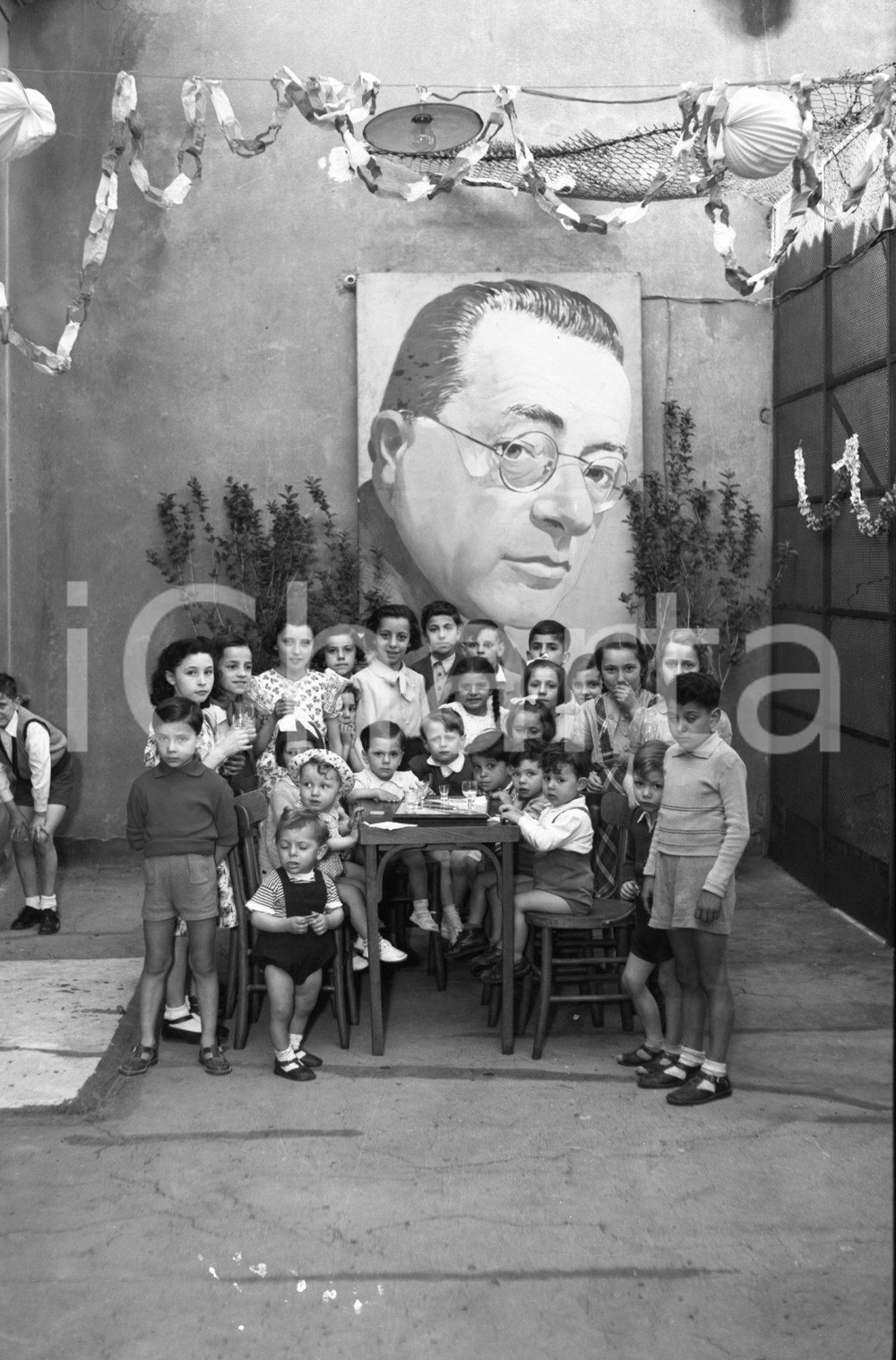 Fotografia d epoca originale 1950 BRESCIA Bambini con ritratto di Palmiro TOGLIATTI NEGATIVO ORIGINALE 1