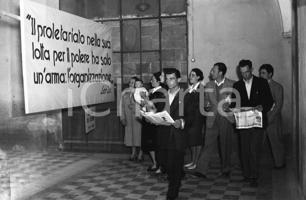 1950 Il proletariato ha solo un'arma: l'organizzazione NEGATIVO ORIGINALE Brescia, Congresso PCI Salone Da Cemmo ingresso compagniNegativo originale artistico in bianco e nero, su pellicola, in formato cm 9 x 6 CONDIZIONI: FAIR ICharta mette in vendita, sul negozio eBay e in esclusiva sul sito "icharta" il proprio archivio composto da numerose diapositive e negativi fotografici d'epoca, tutti originali e autentici, che attraversano la storia del costume italiano tra gli la fine degli anni Sessanta e Novanta.Si tratta di uno sguardo inedito sull'attualità, la politica, la vita quotidiana, il gossip e la cultura, che fotografa il cambiamento della nazione in quest'ultimo scorcio del XX secolo. Un'occasione unica per il mercato del collezionismo, che vede finalmente disponibile un archivio eccezionale per vastità, tematiche e condizioni, in un settore (il negativo fotografico e la diapositiva) di assoluta novità e dalle interessanti prospettive di investimento. CONDIZIONI:FAIR/discreto originale e autentica 1