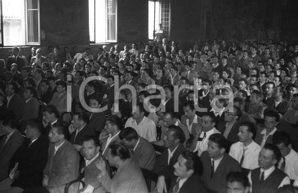 1950 BRESCIA Congresso PCI platea dei delegati NEGATIVO ORIGINALE Location Salone Da CemmoNegativo originale artistico in bianco e nero, su pellicola, in formato cm 9 x 6 CONDIZIONI: FAIR ICharta mette in vendita, sul negozio eBay e in esclusiva sul sito "icharta" il proprio archivio composto da numerose diapositive e negativi fotografici d'epoca, tutti originali e autentici, che attraversano la storia del costume italiano tra gli la fine degli anni Sessanta e Novanta.Si tratta di uno sguardo inedito sull'attualità, la politica, la vita quotidiana, il gossip e la cultura, che fotografa il cambiamento della nazione in quest'ultimo scorcio del XX secolo. Un'occasione unica per il mercato del collezionismo, che vede finalmente disponibile un archivio eccezionale per vastità, tematiche e condizioni, in un settore (il negativo fotografico e la diapositiva) di assoluta novità e dalle interessanti prospettive di investimento. CONDIZIONI:FAIR/discreto originale e autentica 1