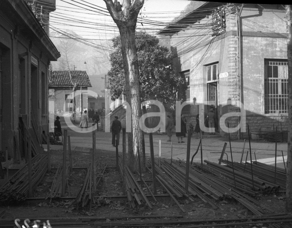 1947 GARDONE VALTROMPIA Sciopero per la chiusura della OM 11 NEGATIVO ORIGINALE Negativo originale artistico in bianco e nero, su pellicola, in formato cm 6 x 4,5 CONDIZIONI: FAIR ICharta mette in vendita, sul negozio eBay e in esclusiva sul sito "icharta" il proprio archivio composto da numerose diapositive e negativi fotografici d'epoca, tutti originali e autentici, che attraversano la storia del costume italiano tra gli la fine degli anni Sessanta e Novanta.Si tratta di uno sguardo inedito sull'attualità, la politica, la vita quotidiana, il gossip e la cultura, che fotografa il cambiamento della nazione in quest'ultimo scorcio del XX secolo. Un'occasione unica per il mercato del collezionismo, che vede finalmente disponibile un archivio eccezionale per vastità, tematiche e condizioni, in un settore (il negativo fotografico e la diapositiva) di assoluta novità e dalle interessanti prospettive di investimento. CONDIZIONI:FAIR/discreto originale e autentica 1