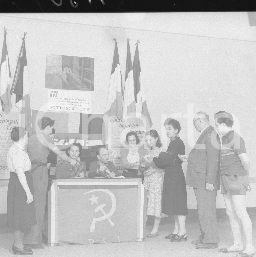 1948 BRESCIA Colletta salariati agricoli arrestati o feriti NEGATIVO ORIGINALE Nel negativo la vincitrice con altre concorrenti.Negativo originale artistico in bianco e nero, su pellicola, in formato cm 6 x 6 CONDIZIONI: FAIR ICharta mette in vendita, sul negozio eBay e in esclusiva sul sito "icharta" il proprio archivio composto da numerose diapositive e negativi fotografici d'epoca, tutti originali e autentici, che attraversano la storia del costume italiano tra gli la fine degli anni Sessanta e Novanta.Si tratta di uno sguardo inedito sull'attualità, la politica, la vita quotidiana, il gossip e la cultura, che fotografa il cambiamento della nazione in quest'ultimo scorcio del XX secolo. Un'occasione unica per il mercato del collezionismo, che vede finalmente disponibile un archivio eccezionale per vastità, tematiche e condizioni, in un settore (il negativo fotografico e la diapositiva) di assoluta novità e dalle interessanti prospettive di investimento. CONDIZIONI:FAIR/discreto originale e autentica 1