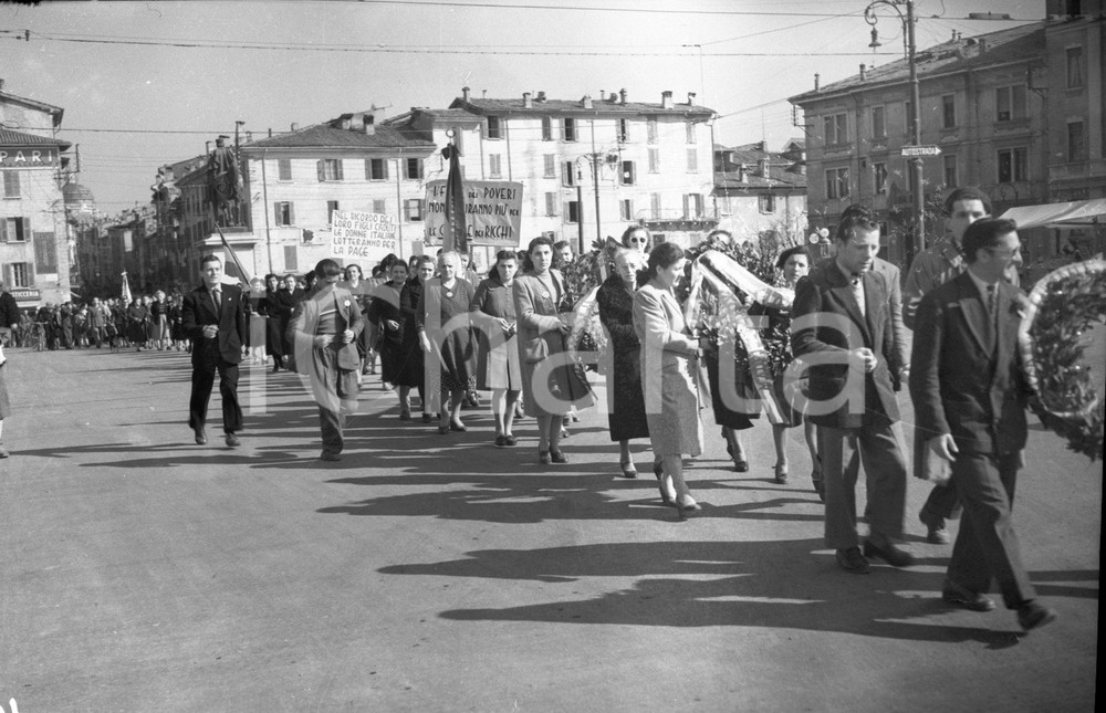 1949 BRESCIA Protesta contro il Patto Atlantico  NEGATIVO ORIGINALE Negativo originale artistico in bianco e nero, su pellicola, in formato cm 9 x 6 CONDIZIONI: FAIR ICharta mette in vendita, sul negozio eBay e in esclusiva sul sito "icharta" il proprio archivio composto da numerose diapositive e negativi fotografici d'epoca, tutti originali e autentici, che attraversano la storia del costume italiano tra gli la fine degli anni Sessanta e Novanta.Si tratta di uno sguardo inedito sull'attualità, la politica, la vita quotidiana, il gossip e la cultura, che fotografa il cambiamento della nazione in quest'ultimo scorcio del XX secolo. Un'occasione unica per il mercato del collezionismo, che vede finalmente disponibile un archivio eccezionale per vastità, tematiche e condizioni, in un settore (il negativo fotografico e la diapositiva) di assoluta novità e dalle interessanti prospettive di investimento. CONDIZIONI:FAIR/discreto originale e autentica 1