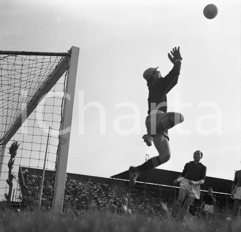 BRESCIA CALCIO Campionato 1952/53 serie B Portiere in azione NEGATIVO ORIGINALE Negativo originale in bianco e nero su pellicola.  E' SEVERAMENTE VIETATA LA RIPRODUZIONE.TUTTI I DIRITTI SONO RISERVATI.ICharta mette in vendita, sul negozio eBay e in esclusiva sul sito "icharta" il proprio archivio composto da numerose diapositive e negativi fotografici d'epoca, tutti originali e autentici.Si tratta di uno sguardo inedito sull'attualità, la politica, la vita quotidiana, il gossip e la cultura, che fotografa il cambiamento della nazione (e non solo) tra il 1890 ed il 1990 circa. Un'occasione unica per il mercato del collezionismo, che vede finalmente disponibile un archivio eccezionale per vastità, tematiche e condizioni, in un settore (il negativo fotografico e la diapositiva) di assoluta novità e dalle interessanti prospettive di investimento. CONDIZIONI:FAIR/discretoFORMATO: cm 6 x 6 originale e autentica 1