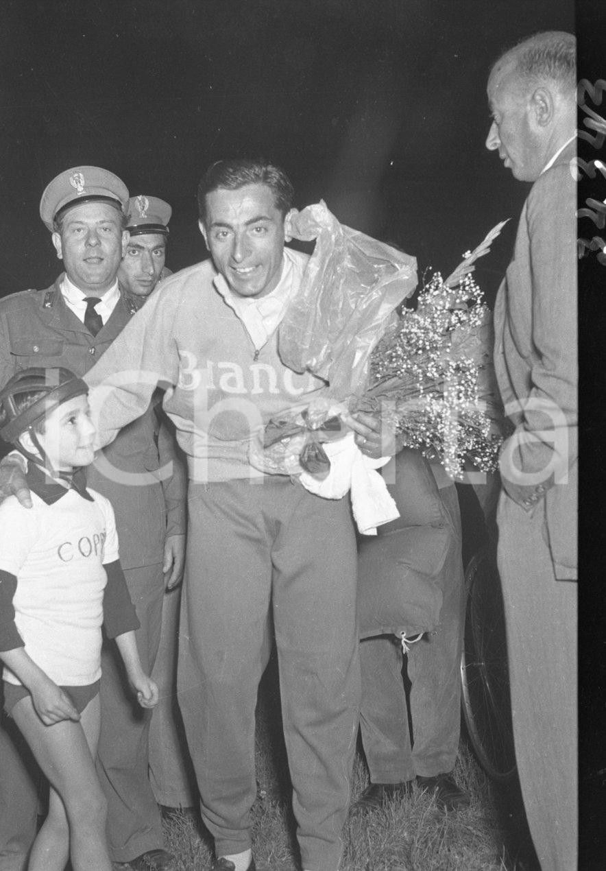 CICLISMO 1952 in notturna al Rigamonti Brescia con Fausto COPPI NEGATIVO ORIG. 1 Negativo originale in bianco e nero su pellicola.  E' SEVERAMENTE VIETATA LA RIPRODUZIONE.TUTTI I DIRITTI SONO RISERVATI.ICharta mette in vendita, sul negozio eBay e in esclusiva sul sito "icharta" il proprio archivio composto da numerose diapositive e negativi fotografici d'epoca, tutti originali e autentici.Si tratta di uno sguardo inedito sull'attualità, la politica, la vita quotidiana, il gossip e la cultura, che fotografa il cambiamento della nazione (e non solo) tra il 1890 ed il 1990 circa. Un'occasione unica per il mercato del collezionismo, che vede finalmente disponibile un archivio eccezionale per vastità, tematiche e condizioni, in un settore (il negativo fotografico e la diapositiva) di assoluta novità e dalle interessanti prospettive di investimento. CONDIZIONI:FAIR/discretoFORMATO: cm 4,5 x  6 originale e autentica 1