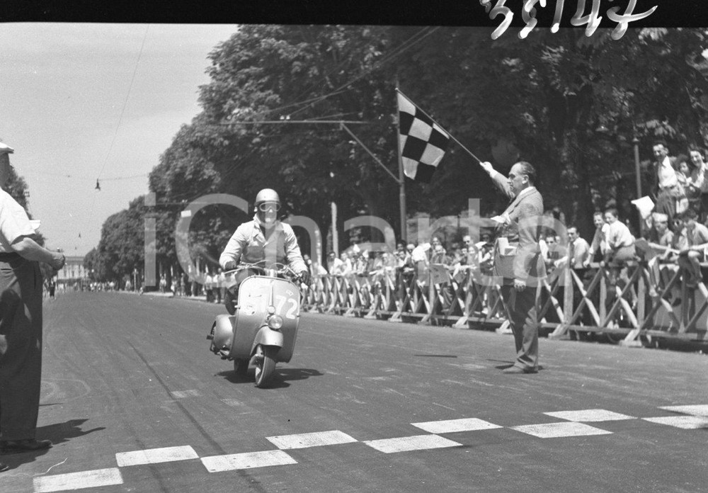 1951 BRESCIA VESPA Audax  Vespistico dei 1000 Km NEGATIVO ORIGINALE (1) Negativo originale in bianco e nero su pellicola.  E' SEVERAMENTE VIETATA LA RIPRODUZIONE.TUTTI I DIRITTI SONO RISERVATI.ICharta mette in vendita, sul negozio eBay e in esclusiva sul sito "icharta" il proprio archivio composto da numerose diapositive e negativi fotografici d'epoca, tutti originali e autentici.Si tratta di uno sguardo inedito sull'attualità, la politica, la vita quotidiana, il gossip e la cultura, che fotografa il cambiamento della nazione (e non solo) tra il 1890 ed il 1990 circa. Un'occasione unica per il mercato del collezionismo, che vede finalmente disponibile un archivio eccezionale per vastità, tematiche e condizioni, in un settore (il negativo fotografico e la diapositiva) di assoluta novità e dalle interessanti prospettive di investimento. CONDIZIONI:FAIR/discretoFORMATO: cm 6 x 4,5 originale e autentica 1