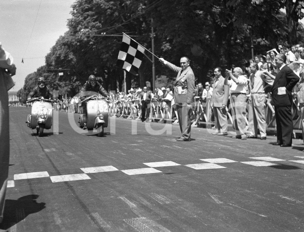 1951 BRESCIA VESPA  Audax  Vespistico dei 1000 Km NEGATIVO ORIGINALE Negativo originale in bianco e nero su pellicola.  E' SEVERAMENTE VIETATA LA RIPRODUZIONE.TUTTI I DIRITTI SONO RISERVATI.ICharta mette in vendita, sul negozio eBay e in esclusiva sul sito "icharta" il proprio archivio composto da numerose diapositive e negativi fotografici d'epoca, tutti originali e autentici.Si tratta di uno sguardo inedito sull'attualità, la politica, la vita quotidiana, il gossip e la cultura, che fotografa il cambiamento della nazione (e non solo) tra il 1890 ed il 1990 circa. Un'occasione unica per il mercato del collezionismo, che vede finalmente disponibile un archivio eccezionale per vastità, tematiche e condizioni, in un settore (il negativo fotografico e la diapositiva) di assoluta novità e dalle interessanti prospettive di investimento. CONDIZIONI:FAIR/discretoFORMATO: cm 6 x 4,5 originale e autentica 1