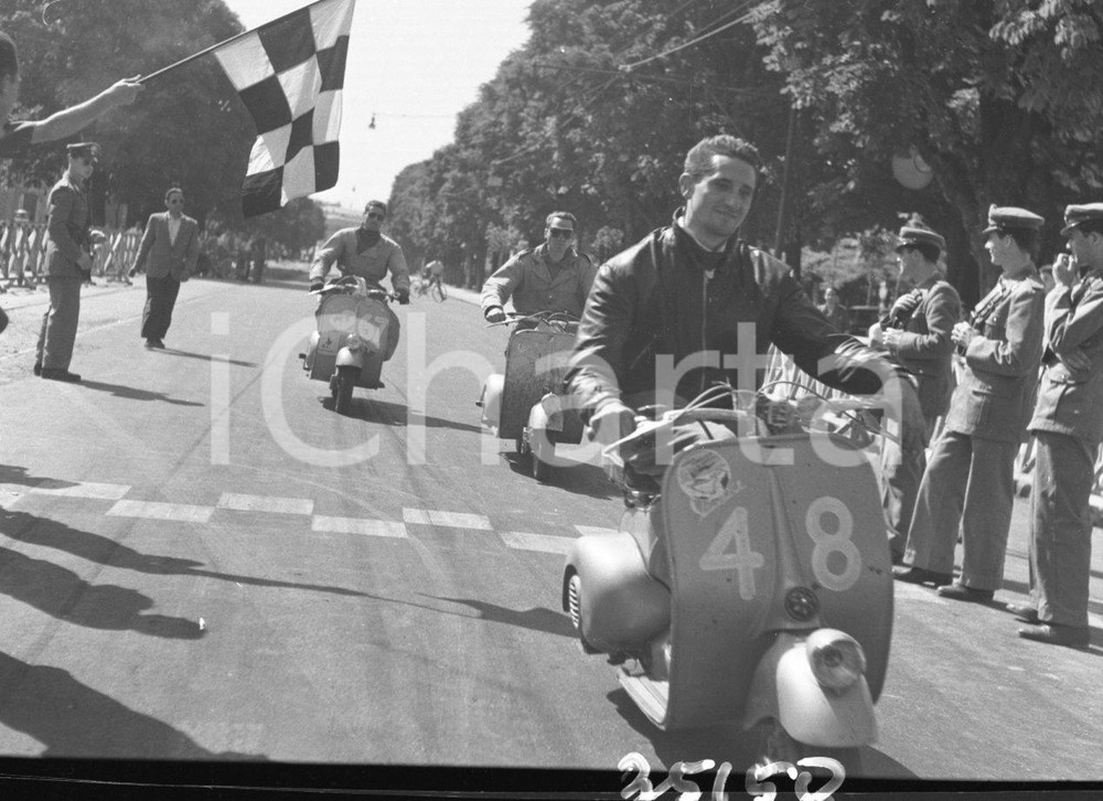 1951 BRESCIA Audax Vespistico dei 1000 Km NEGATIVO ORIGINALE (12) Negativo originale in bianco e nero su pellicola.  E' SEVERAMENTE VIETATA LA RIPRODUZIONE.TUTTI I DIRITTI SONO RISERVATI.ICharta mette in vendita, sul negozio eBay e in esclusiva sul sito "icharta" il proprio archivio composto da numerose diapositive e negativi fotografici d'epoca, tutti originali e autentici.Si tratta di uno sguardo inedito sull'attualità, la politica, la vita quotidiana, il gossip e la cultura, che fotografa il cambiamento della nazione (e non solo) tra il 1890 ed il 1990 circa. Un'occasione unica per il mercato del collezionismo, che vede finalmente disponibile un archivio eccezionale per vastità, tematiche e condizioni, in un settore (il negativo fotografico e la diapositiva) di assoluta novità e dalle interessanti prospettive di investimento. CONDIZIONI:FAIR/discretoFORMATO: cm 6 x 4,5 originale e autentica 1