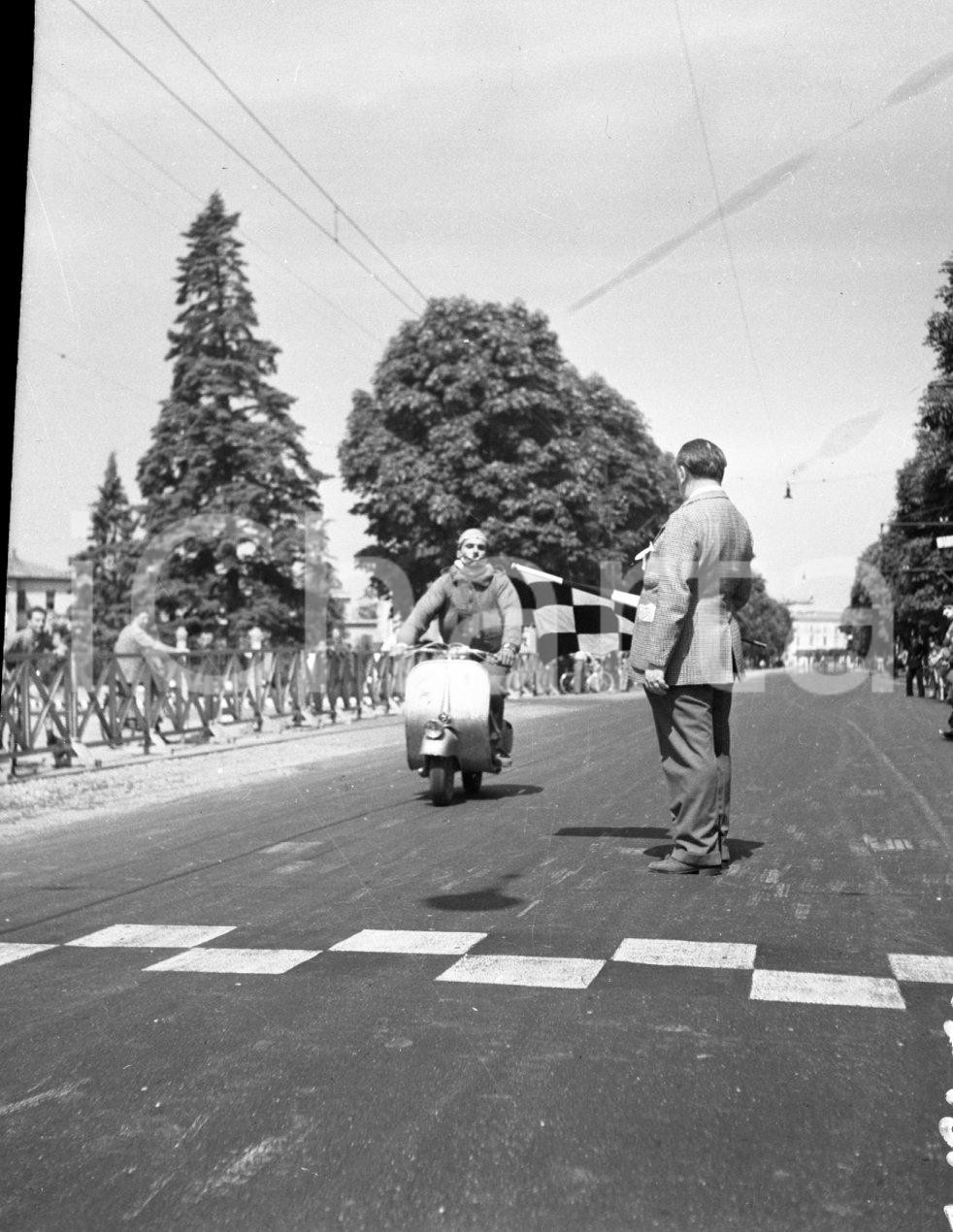 1951 BRESCIA Audax Vespistico dei 1000 Km NEGATIVO ORIGINALE (10) Negativo originale in bianco e nero su pellicola.  E' SEVERAMENTE VIETATA LA RIPRODUZIONE.TUTTI I DIRITTI SONO RISERVATI.ICharta mette in vendita, sul negozio eBay e in esclusiva sul sito "icharta" il proprio archivio composto da numerose diapositive e negativi fotografici d'epoca, tutti originali e autentici.Si tratta di uno sguardo inedito sull'attualità, la politica, la vita quotidiana, il gossip e la cultura, che fotografa il cambiamento della nazione (e non solo) tra il 1890 ed il 1990 circa. Un'occasione unica per il mercato del collezionismo, che vede finalmente disponibile un archivio eccezionale per vastità, tematiche e condizioni, in un settore (il negativo fotografico e la diapositiva) di assoluta novità e dalle interessanti prospettive di investimento. CONDIZIONI:FAIR/discretoFORMATO: cm 6 x 4,5 originale e autentica 1