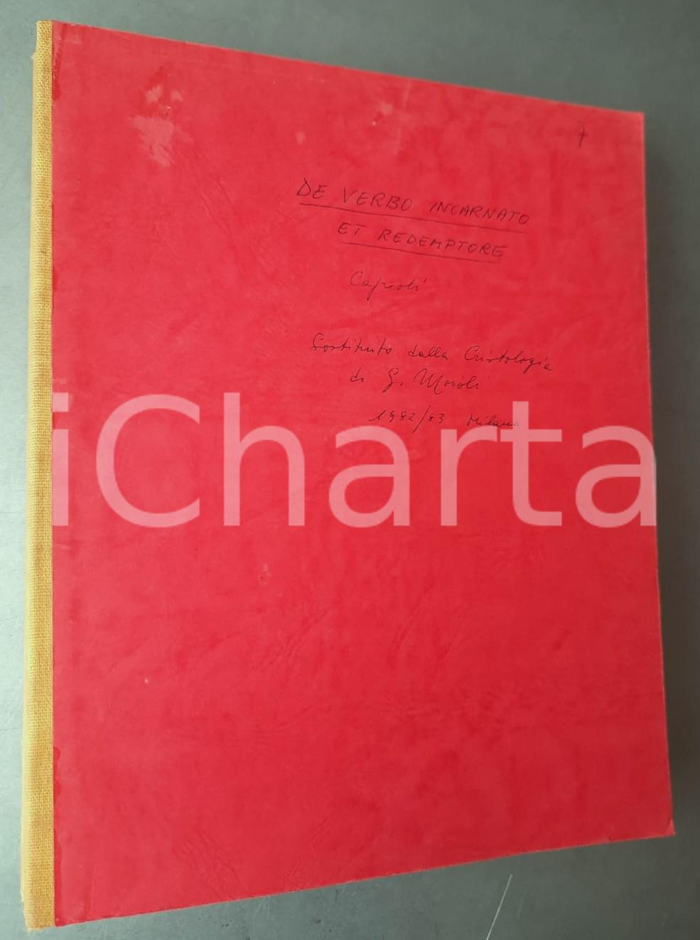 1970-1971 Adriano Caprioli Il Verbo incarnato e redentore *Dattiloscritto Pubblicazione originale, ciclostilata e rilegata con colla a caldo, tela al dorso.Si tratta, con ogni probabilità, di una dispensa realizzata sulla base di uno dei corsi del Seminario Arcivescovile di Milano (sede a Venegono Inferiore).La dispensa presenta sottolineature, note con citazioni e integrazioni a margine.Titolo sulla copertina in cartoncino, che attribuisce la dispensa a mons. mons. Adriano Caprioli mentre, sul frontespizio, compare il nome di mons. Orazio Sartor. PAGINE: 200 GOOD/buono lievi tracce d'uso FORMATO: 22x27 cm originale e autentica 1