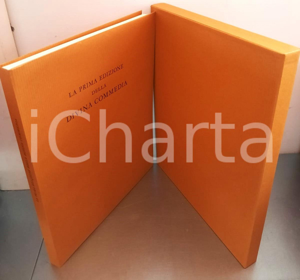 1972 La prima edizione della Divina Commedia. Foligno 1472 *Ed. IL POLIFILO (1) Pubblicazione a cura di Emanuele Casamassima, con illustrazioni b/n a piena pagina.Legatura editoriale con sovraccoperta e cofanetto cartonato.Tiratura limitata in 850 esemplari.EDITORE: Edizioni Il Polifilo - Milano PAGINE: 109 GOOD/buono  FORMATO: 17x25 cm originale e autentica 1