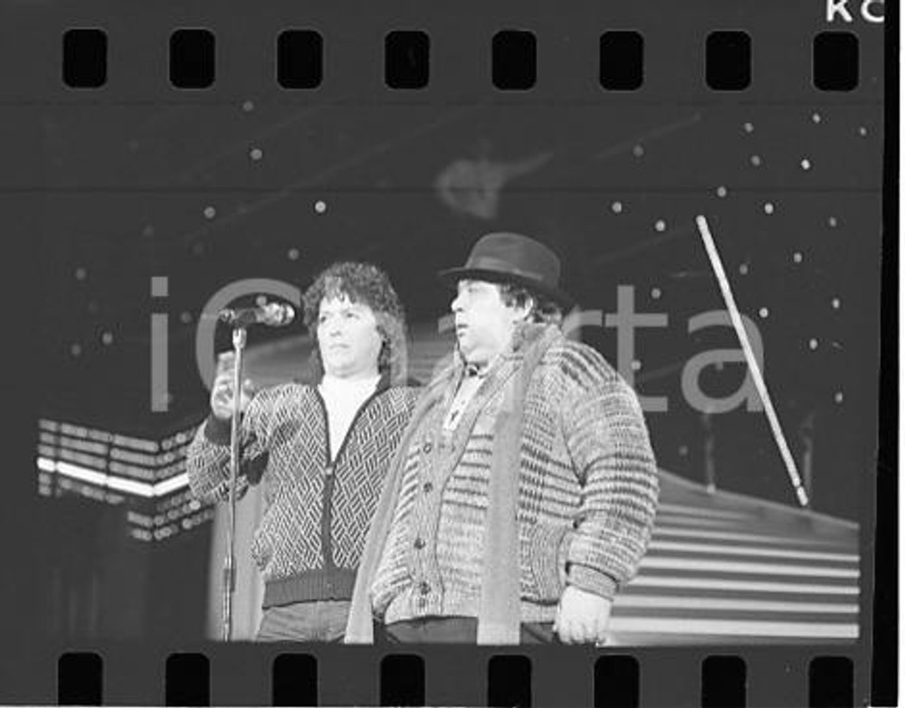 1984 FESTIVAL SANREMO I TRILLI  Pomeriggio a Marrakech 1 *NEGATIVO ORIGINALE Negativo originale in bianco e nero (su pellicola), in formato 35mm E' severamente vietata la riproduzione. Tutti i diritti sono riservati. ICharta mette in vendita, sul negozio eBay e in esclusiva sul sito "icharta" il proprio archivio composto da numerose diapositive e negativi fotografici d'epoca, tutti originali e autentici, che attraversano la storia del costume italiano tra gli la fine degli anni Sessanta e Novanta.Si tratta di uno sguardo inedito sull'attualità, la politica, la vita quotidiana, il gossip e la cultura, che fotografa il cambiamento della nazione in quest'ultimo scorcio del XX secolo. Un'occasione unica per il mercato del collezionismo, che vede finalmente disponibile un archivio eccezionale per vastità, tematiche e condizioni, in un settore (il negativo fotografico e la diapositiva) di assoluta novità e dalle interessanti prospettive di investimento.  FAIR/discreto  FORMATO: 35mm originale e autentica 1