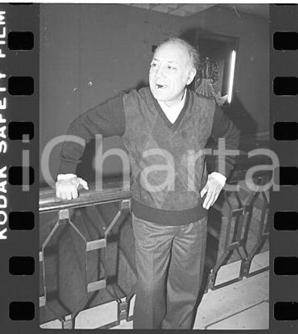 1984 FESTIVAL SANREMO Claudio VILLA nel backstage *NEGATIVO ORIGINALE Negativo originale in bianco e nero (su pellicola), in formato 35mm E' severamente vietata la riproduzione. Tutti i diritti sono riservati. ICharta mette in vendita, sul negozio eBay e in esclusiva sul sito "icharta" il proprio archivio composto da numerose diapositive e negativi fotografici d'epoca, tutti originali e autentici, che attraversano la storia del costume italiano tra gli la fine degli anni Sessanta e Novanta.Si tratta di uno sguardo inedito sull'attualità, la politica, la vita quotidiana, il gossip e la cultura, che fotografa il cambiamento della nazione in quest'ultimo scorcio del XX secolo. Un'occasione unica per il mercato del collezionismo, che vede finalmente disponibile un archivio eccezionale per vastità, tematiche e condizioni, in un settore (il negativo fotografico e la diapositiva) di assoluta novità e dalle interessanti prospettive di investimento.  GOOD/buono  FORMATO: 35mm originale e autentica 1