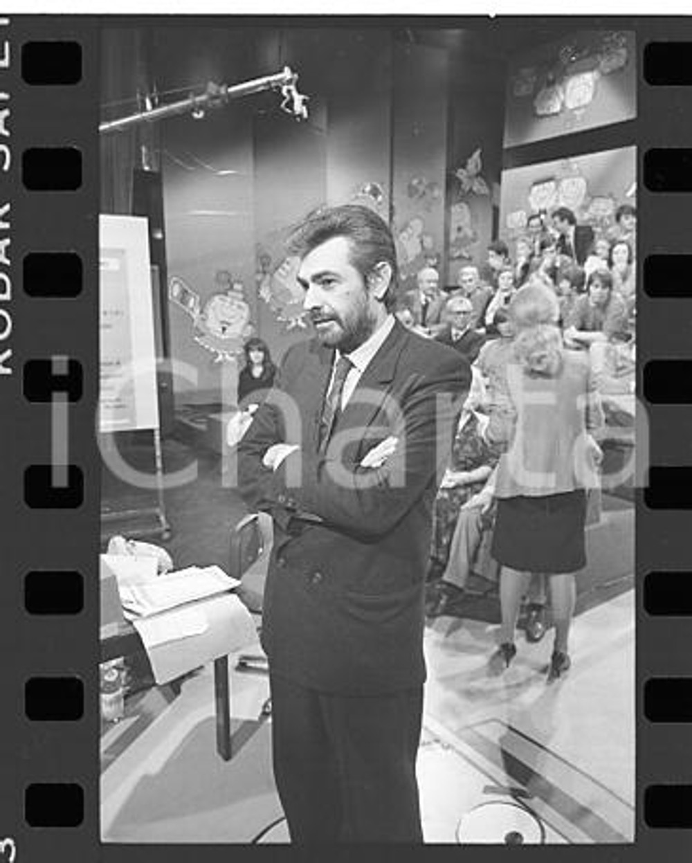1985 TELEVISIONE Luisa RIVELLI intervista Giovanni GORIA 2 *NEGATIVO ORIGINALE Fotografie realizzate durante la trasmissione televisiva "I problemi del signor Rossi".Negativo originale in bianco e nero (su pellicola), in formato 35mm E' severamente vietata la riproduzione. Tutti i diritti sono riservati. ICharta mette in vendita, sul negozio eBay e in esclusiva sul sito "icharta" il proprio archivio composto da numerose diapositive e negativi fotografici d'epoca, tutti originali e autentici, che attraversano la storia del costume italiano tra gli la fine degli anni Sessanta e Novanta.Si tratta di uno sguardo inedito sull'attualità, la politica, la vita quotidiana, il gossip e la cultura, che fotografa il cambiamento della nazione in quest'ultimo scorcio del XX secolo. Un'occasione unica per il mercato del collezionismo, che vede finalmente disponibile un archivio eccezionale per vastità, tematiche e condizioni, in un settore (il negativo fotografico e la diapositiva) di assoluta novità e dalle interessanti prospettive di investimento.  FAIR/discreto  FORMATO: 35mm originale e autentica 1