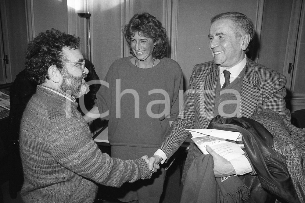 1987 MILANO Enzo TORTORA incontra Fernando ARRABAL *NEGATIVO ORIGINALE Scatto realizzato al convegno La Libertà di Parola presente anche Cristina DE ANGELI FRUANegativo originale su pellicola.CONDIZIONI: FAIR E' SEVERAMENTE VIETATA LA RIPRODUZIONE.TUTTI I DIRITTI SONO RISERVATI.ICharta mette in vendita, sul negozio eBay e in esclusiva sul sito "icharta" il proprio archivio composto da numerose diapositive e negativi fotografici d'epoca, tutti originali e autentici, che attraversano la storia del costume italiano tra gli la fine degli anni Sessanta e Novanta.Si tratta di uno sguardo inedito sull'attualità, la politica, la vita quotidiana, il gossip e la cultura, che fotografa il cambiamento della nazione in quest'ultimo scorcio del XX secolo. Un'occasione unica per il mercato del collezionismo, che vede finalmente disponibile un archivio eccezionale per vastità, tematiche e condizioni, in un settore (il negativo fotografico e la diapositiva) di assoluta novità e dalle interessanti prospettive di investimento.  FAIR/discreto  FORMATO: 35mm originale e autentica 1