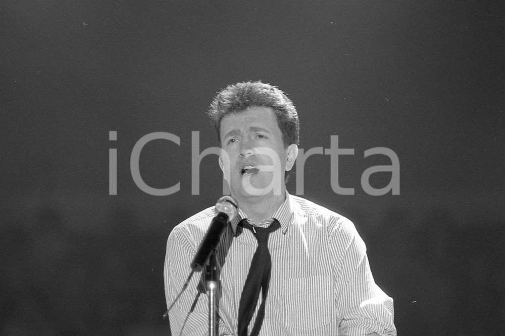 1987 SANREMO Tom ROBINSON sul palco del PALAROCK (15) NEGATIVO ORIGINALE Negativo originale in bianco e nero, in formato 35mm  E' SEVERAMENTE VIETATA LA RIPRODUZIONE.TUTTI I DIRITTI SONO RISERVATI.ICharta mette in vendita, sul negozio eBay e in esclusiva sul sito "icharta" il proprio archivio composto da numerose diapositive e negativi fotografici d'epoca, tutti originali e autentici, che attraversano la storia del costume italiano tra gli la fine degli anni Sessanta e Novanta.Si tratta di uno sguardo inedito sull'attualità, la politica, la vita quotidiana, il gossip e la cultura, che fotografa il cambiamento della nazione in quest'ultimo scorcio del XX secolo. Un'occasione unica per il mercato del collezionismo, che vede finalmente disponibile un archivio eccezionale per vastità, tematiche e condizioni, in un settore (il negativo fotografico e la diapositiva) di assoluta novità e dalle interessanti prospettive di investimento.  FAIR/discreto  FORMATO: 35mm originale e autentica 1