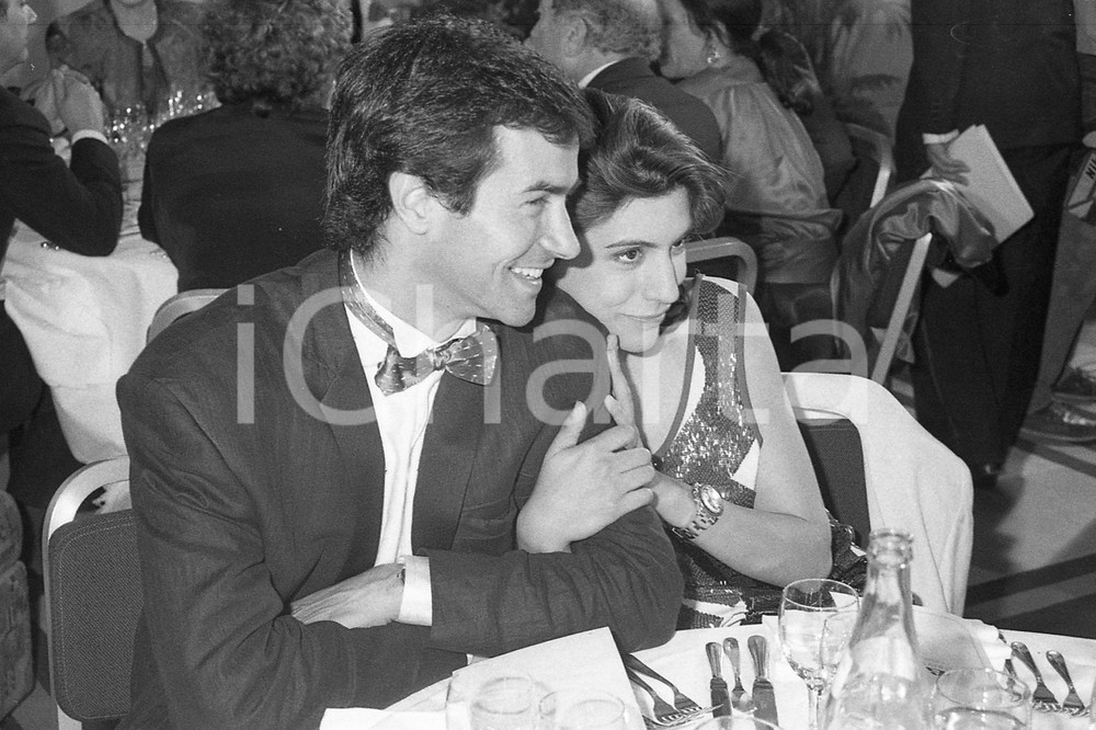 1987 CANNES Andrea OCCHIPINTI Jo CHAMPA a tavola NEGATIVO ORIGINALE Scatto realizzato al ricevimento dopo la proiezione del film in concorso "La famiglia".Negativo originale in bianco e nero, in formato 35mm  E' SEVERAMENTE VIETATA LA RIPRODUZIONE.TUTTI I DIRITTI SONO RISERVATI.ICharta mette in vendita, sul negozio eBay e in esclusiva sul sito "icharta" il proprio archivio composto da numerose diapositive e negativi fotografici d'epoca, tutti originali e autentici, che attraversano la storia del costume italiano tra gli la fine degli anni Sessanta e Novanta.Si tratta di uno sguardo inedito sull'attualità, la politica, la vita quotidiana, il gossip e la cultura, che fotografa il cambiamento della nazione in quest'ultimo scorcio del XX secolo. Un'occasione unica per il mercato del collezionismo, che vede finalmente disponibile un archivio eccezionale per vastità, tematiche e condizioni, in un settore (il negativo fotografico e la diapositiva) di assoluta novità e dalle interessanti prospettive di investimento.     originale e autentica 1
