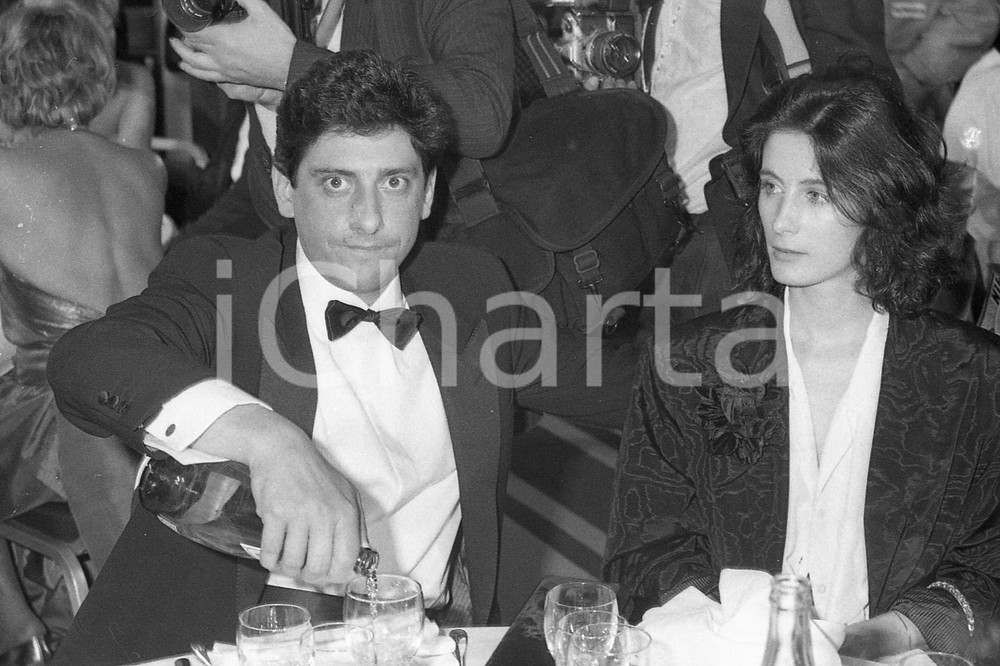 1987 CANNES Sergio CASTELLITTO e Margaret MAZZANTINI *NEGATIVO ORIGINALE Scatto realizzato al ricevimento dopo la proiezione del film in concorso "La famiglia".Negativo originale in bianco e nero, in formato 35mm  E' SEVERAMENTE VIETATA LA RIPRODUZIONE.TUTTI I DIRITTI SONO RISERVATI.ICharta mette in vendita, sul negozio eBay e in esclusiva sul sito "icharta" il proprio archivio composto da numerose diapositive e negativi fotografici d'epoca, tutti originali e autentici, che attraversano la storia del costume italiano tra gli la fine degli anni Sessanta e Novanta.Si tratta di uno sguardo inedito sull'attualità, la politica, la vita quotidiana, il gossip e la cultura, che fotografa il cambiamento della nazione in quest'ultimo scorcio del XX secolo. Un'occasione unica per il mercato del collezionismo, che vede finalmente disponibile un archivio eccezionale per vastità, tematiche e condizioni, in un settore (il negativo fotografico e la diapositiva) di assoluta novità e dalle interessanti prospettive di investimento.  FAIR/discreto  FORMATO: 35mm originale e autentica 1
