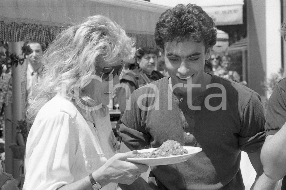1987 CANNES Anthony DELON con la mamma Nathalie NEGATIVO ORIGINALE (3) Scatto realizzato a Cannes in occasione della presentazione del film: "Cronaca di una morte annunciata".Negativo originale in bianco e nero, in formato 35mm  E' SEVERAMENTE VIETATA LA RIPRODUZIONE.TUTTI I DIRITTI SONO RISERVATI.ICharta mette in vendita, sul negozio eBay e in esclusiva sul sito "icharta" il proprio archivio composto da numerose diapositive e negativi fotografici d'epoca, tutti originali e autentici, che attraversano la storia del costume italiano tra gli la fine degli anni Sessanta e Novanta.Si tratta di uno sguardo inedito sull'attualità, la politica, la vita quotidiana, il gossip e la cultura, che fotografa il cambiamento della nazione in quest'ultimo scorcio del XX secolo. Un'occasione unica per il mercato del collezionismo, che vede finalmente disponibile un archivio eccezionale per vastità, tematiche e condizioni, in un settore (il negativo fotografico e la diapositiva) di assoluta novità e dalle interessanti prospettive di investimento.  FAIR/discreto  FORMATO: 35mm originale e autentica 1